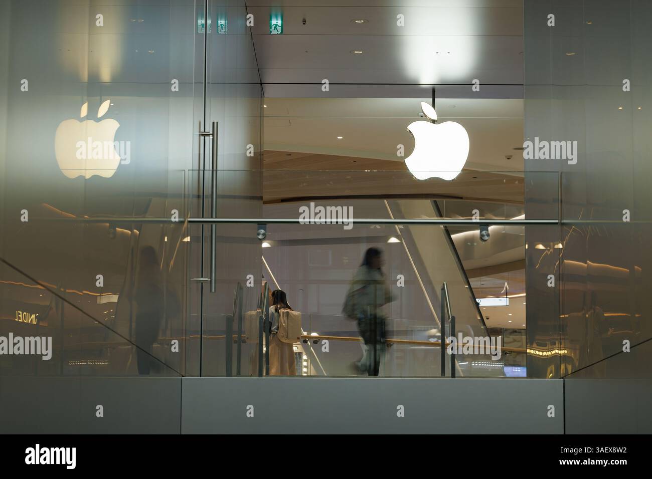 Hong Kong, Cina. 6 aprile 2025. La gente passeggia davanti all'Apple Store di Hong Kong domenica 6 aprile 2025. Photo/May James.le tariffe reciproche statunitensi hanno mandato ondate d'urto ai mercati finanziari globali. L'ampia catena di approvvigionamento di Apple in Cina sta affrontando notevoli interruzioni, poiché i prezzi delle azioni dei principali partner di produzione a contratto Goertek, Luxshare, Lens Technology continuano a diminuire da quando la nuova tariffa imposta dal presidente degli Stati Uniti Donald Trump la scorsa settimana. (Credit Image: © May James/ZUMA Press Wire) SOLO PER USO EDITORIALE! Non per USO commerciale! Foto Stock