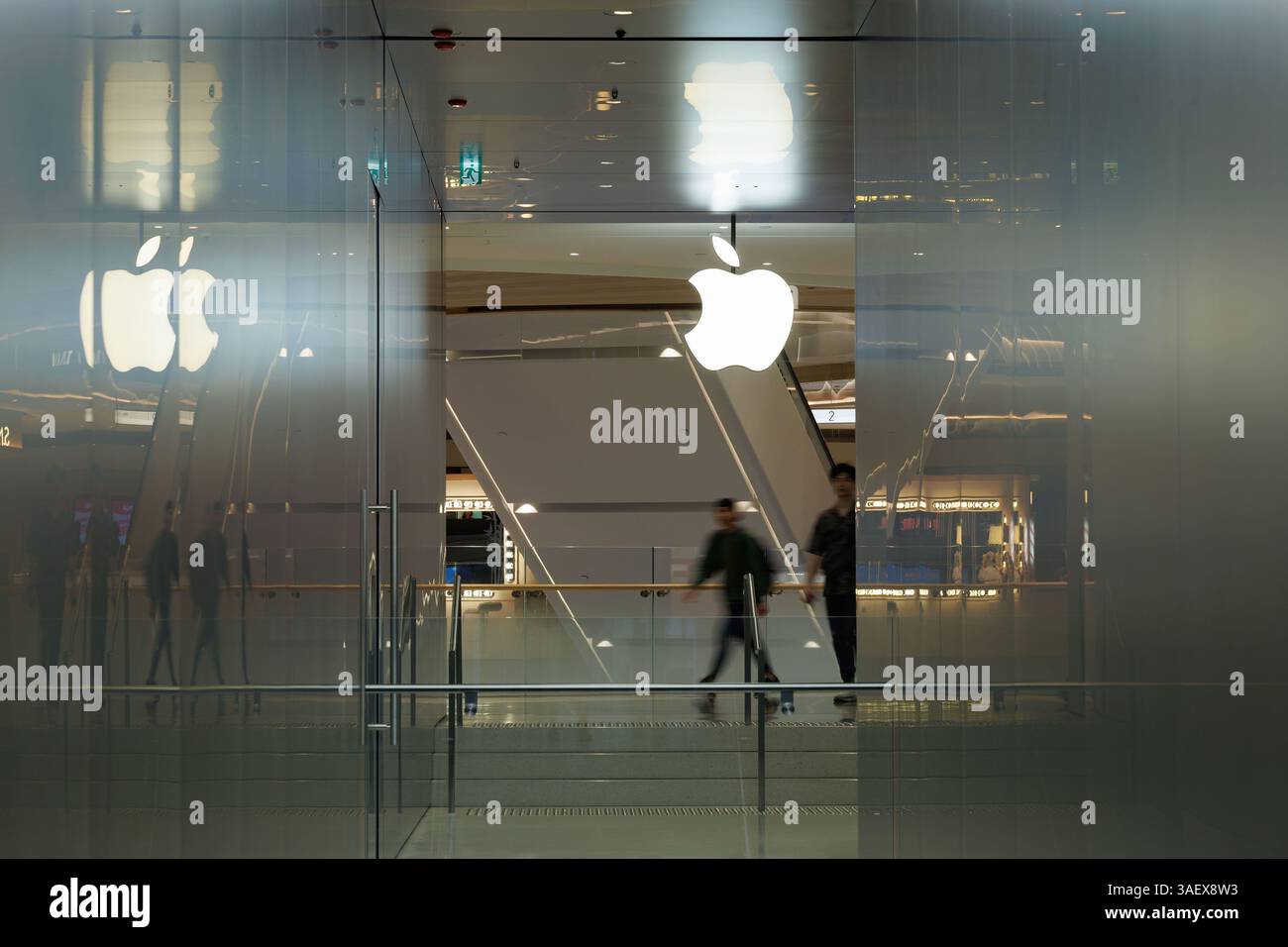 Hong Kong, Cina. 6 aprile 2025. La gente passeggia davanti all'Apple Store di Hong Kong domenica 6 aprile 2025. Photo/May James.le tariffe reciproche statunitensi hanno mandato ondate d'urto ai mercati finanziari globali. L'ampia catena di approvvigionamento di Apple in Cina sta affrontando notevoli interruzioni, poiché i prezzi delle azioni dei principali partner di produzione a contratto Goertek, Luxshare, Lens Technology continuano a diminuire da quando la nuova tariffa imposta dal presidente degli Stati Uniti Donald Trump la scorsa settimana. (Credit Image: © May James/ZUMA Press Wire) SOLO PER USO EDITORIALE! Non per USO commerciale! Foto Stock