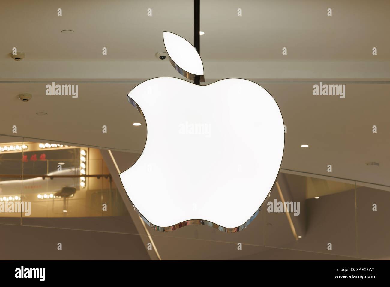 Hong Kong, Cina. 6 aprile 2025. Il logo Apple è appeso all'Apple store di Hong Kong domenica 6 aprile 2025. Photo/May James.le tariffe reciproche statunitensi hanno mandato ondate d'urto ai mercati finanziari globali. L'ampia catena di approvvigionamento di Apple in Cina sta affrontando notevoli interruzioni, poiché i prezzi delle azioni dei principali partner di produzione a contratto Goertek, Luxshare, Lens Technology continuano a diminuire da quando la nuova tariffa imposta dal presidente degli Stati Uniti Donald Trump la scorsa settimana. (Credit Image: © May James/ZUMA Press Wire) SOLO PER USO EDITORIALE! Non per USO commerciale! Foto Stock