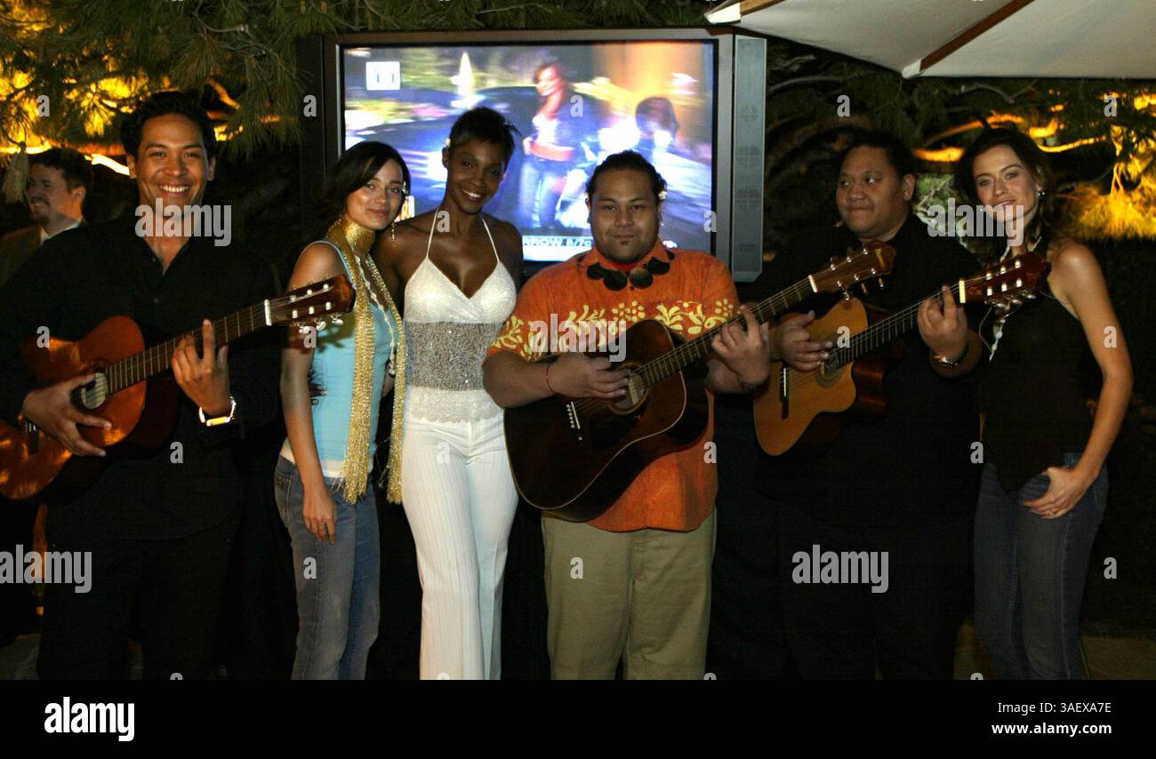 3 febbraio 2005; Century City, CA, USA; i finalisti di SPORTS Illustrated Swimsuit Model Search posano per una foto mentre guardano l'episodio n. 5 e l'eliminazione finale su Bora Bora con giudice di spettacolo e SPORTS ILLUSTRATED Swimsuit ÒHall di FamerÓ Roshumba a un ÒViewing PartyÓ di Los Angeles tenuto da Starwood Tahiti, Tahiti Tourism e Air Tahiti Nui. L'America è stata quindi invitata a votare sia per Shannon che per Alicia per vincere un contratto da 1 milione di dollari con LE PROSSIME MODELLE e una diffusione nel numero si Swimsuit di quest'anno. Il vincitore verrà annunciato nel finale dello show, in onda mercoledì prossimo 9 febbraio. . (Credito immag Foto Stock
