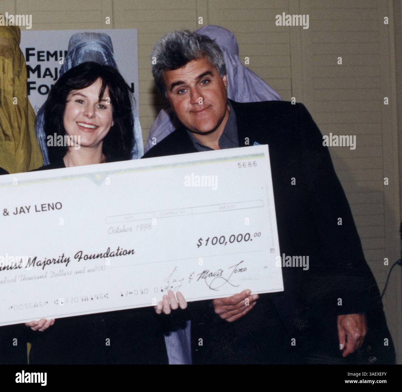 22 ottobre 1998; Los Angeles, CA, Stati Uniti; JAY e MAVIS LENO donano 100.000 dollari alla Feminist Majority Foundation per espandere la sua campagna per fermare l'apartheid di genere in Afghanistan e per ripristinare i diritti delle donne al lavoro, all'istruzione, all'assistenza sanitaria e alla libertà di movimento. Mavis Leno presiederà lo sforzo nazionale.. (Immagine di credito: Charlaine Brown/ZUMAPRESS.com) Foto Stock