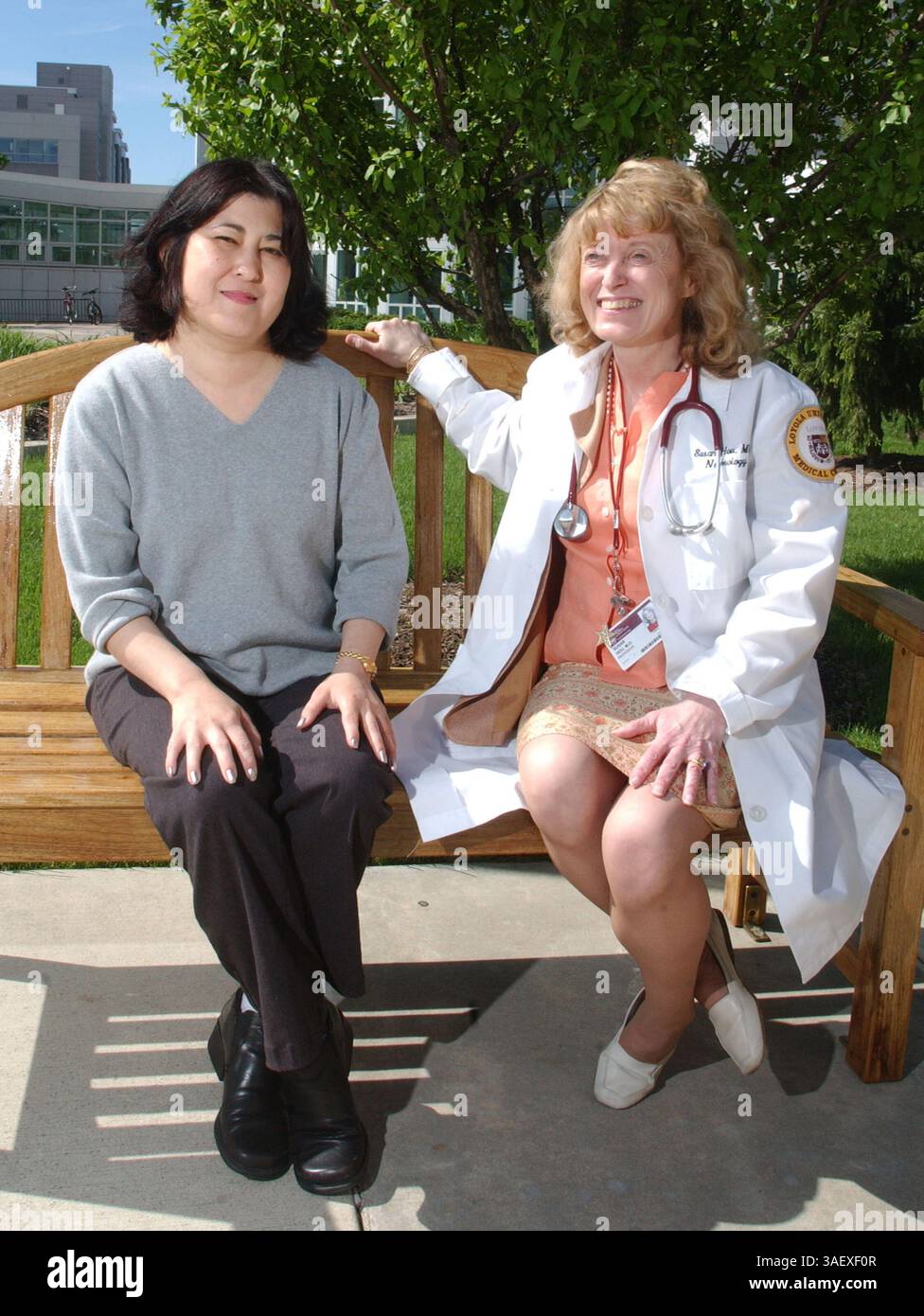 12 maggio 2003; Chicago, il, Stati Uniti; HERMELINDA GUTIERREZ (a sinistra) aveva disperatamente bisogno di un trapianto di rene ma non riusciva a trovare un donatore, così il suo medico ha donato il suo rene per salvare la vita di Hermelinda. DR. SUSAN HOU, 56 anni, aveva incontrato la madre malata di due solo una volta prima di decidere di darle il dono più prezioso di tutti. "Hermelinda aveva bisogno e sono stato in grado di aiutare", ha affermato il dottor Hou, capo del programma di trapianto di rene presso la Loyola Univ. Centro medico di Maywood, Illinois. Era solo una cosa che volevo fare. (Immagine di credito: Peter Barreras/ZUMAPRESS.com) Foto Stock