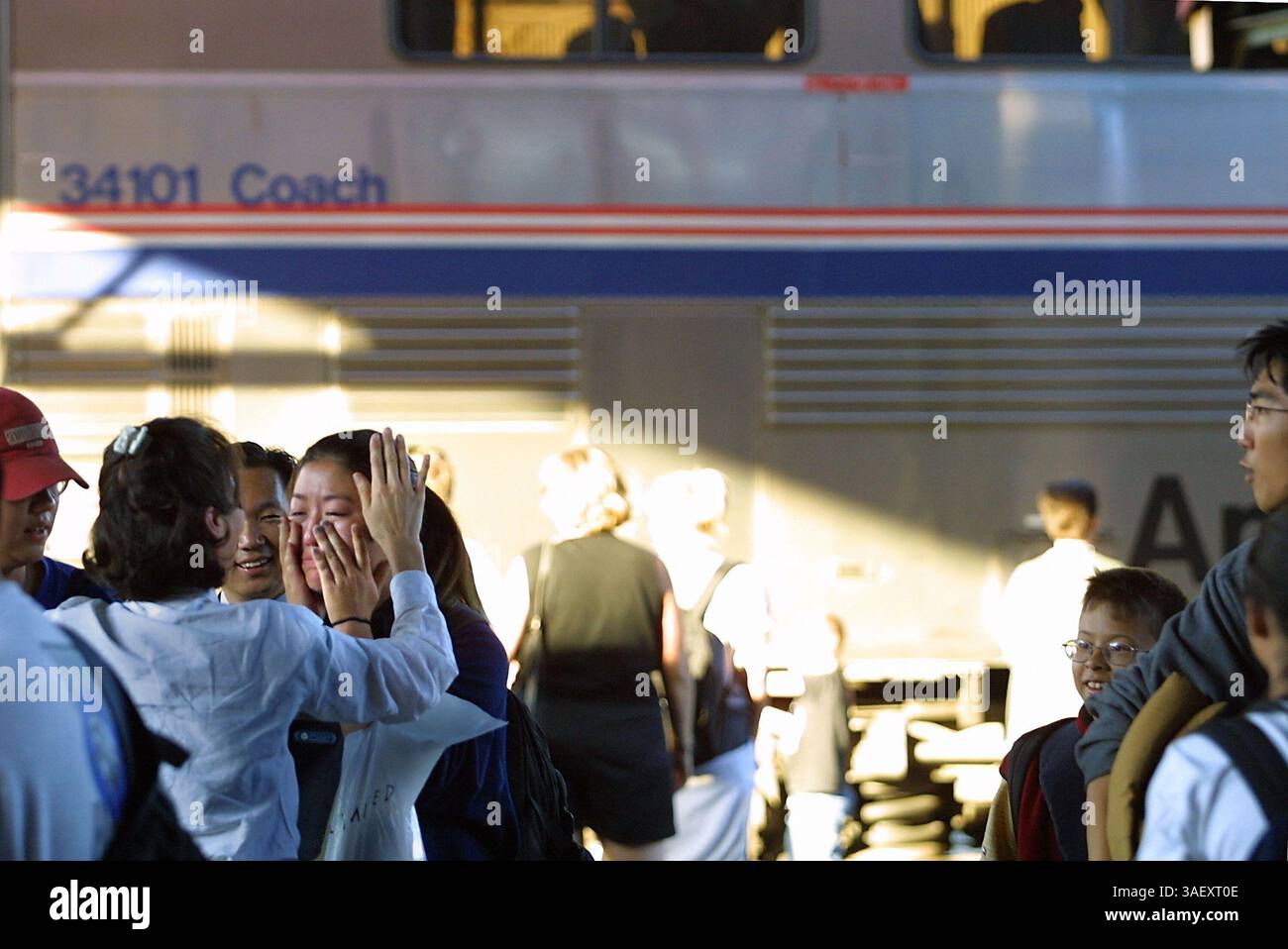 10 agosto 2001 - Portland, Oregon, Stati Uniti - Joyce Kim aiuta a pulire le lacrime dalla faccia di sua figlia Candace che è arrivata 2 1/2 ore di ritardo alla Union Station sulla Coastal Starlight della Amtrak. Lei e suo fratello Alexander sono stati via in Messico per le ultime due settimane aiutando a costruire alloggi per i poveri (immagine di credito: L.E. Baskow/ZUMAPRESS.com) Foto Stock