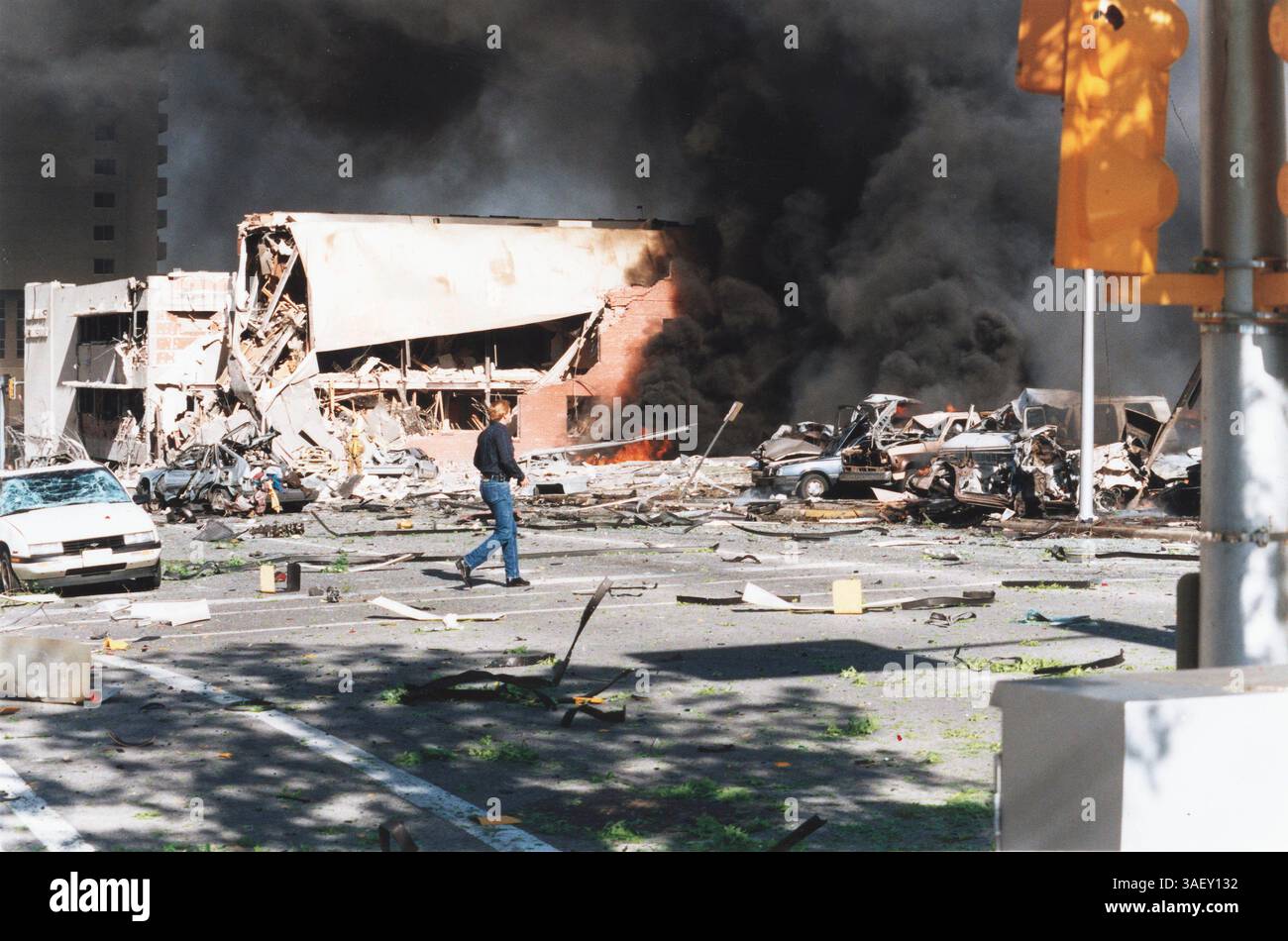 Aprile 2015 - file - il 19 aprile 1995, un'esplosione di camion-bomba fuori dall'Alfred P. Murrah Federal Building a Oklahoma City, Oklahoma, ha causato 168 morti e centinaia di feriti. L'esplosione fu scatenata dal militante anti-governo Timothy McVeigh, che nel 2001 fu giustiziato per i suoi crimini. Il suo co-cospiratore Terry Nichols è stato condannato a vita in prigione. Nella foto - 19 aprile 1995 - Oklahoma City, Oklahoma, U. S - Un uomo si chiede vicino a macchine in fiamme e distruzione fuori dal Murrah Building. (Immagine di credito: © Charles Porter IV/ZUMAPRESS.com) Foto Stock