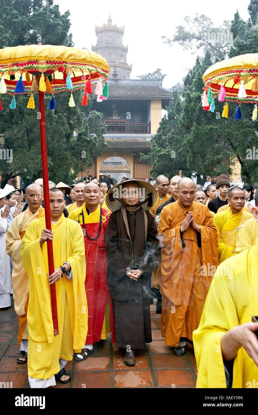 27 febbraio 2005; Hue, Vietnam; il Venerabile Maestro Zen THICH NHAT HANH visita la pagoda Thien Mu. Hanh, 79 anni, torna in Vietnam dopo che un divieto di 40 anni (posto nel 1966) è stato revocato. Hanh è un rispettato poeta, studioso e attivista per la pace e i diritti umani. Foto Stock
