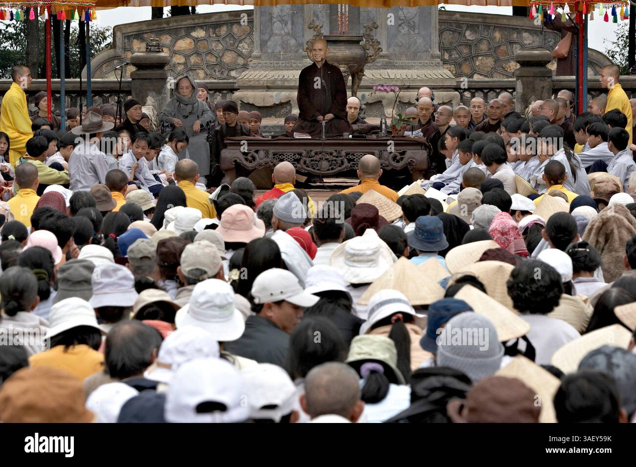 27 febbraio 2005; Hue, Vietnam; il Venerabile Maestro Zen THICH NHAT HANH parla con una folla impaziente alla pagoda Thien Mu. Hanh, 79 anni, torna in Vietnam dopo che un divieto di 40 anni (posto nel 1966) è stato revocato. Hanh è un rispettato poeta, studioso e attivista per la pace e i diritti umani. Foto Stock