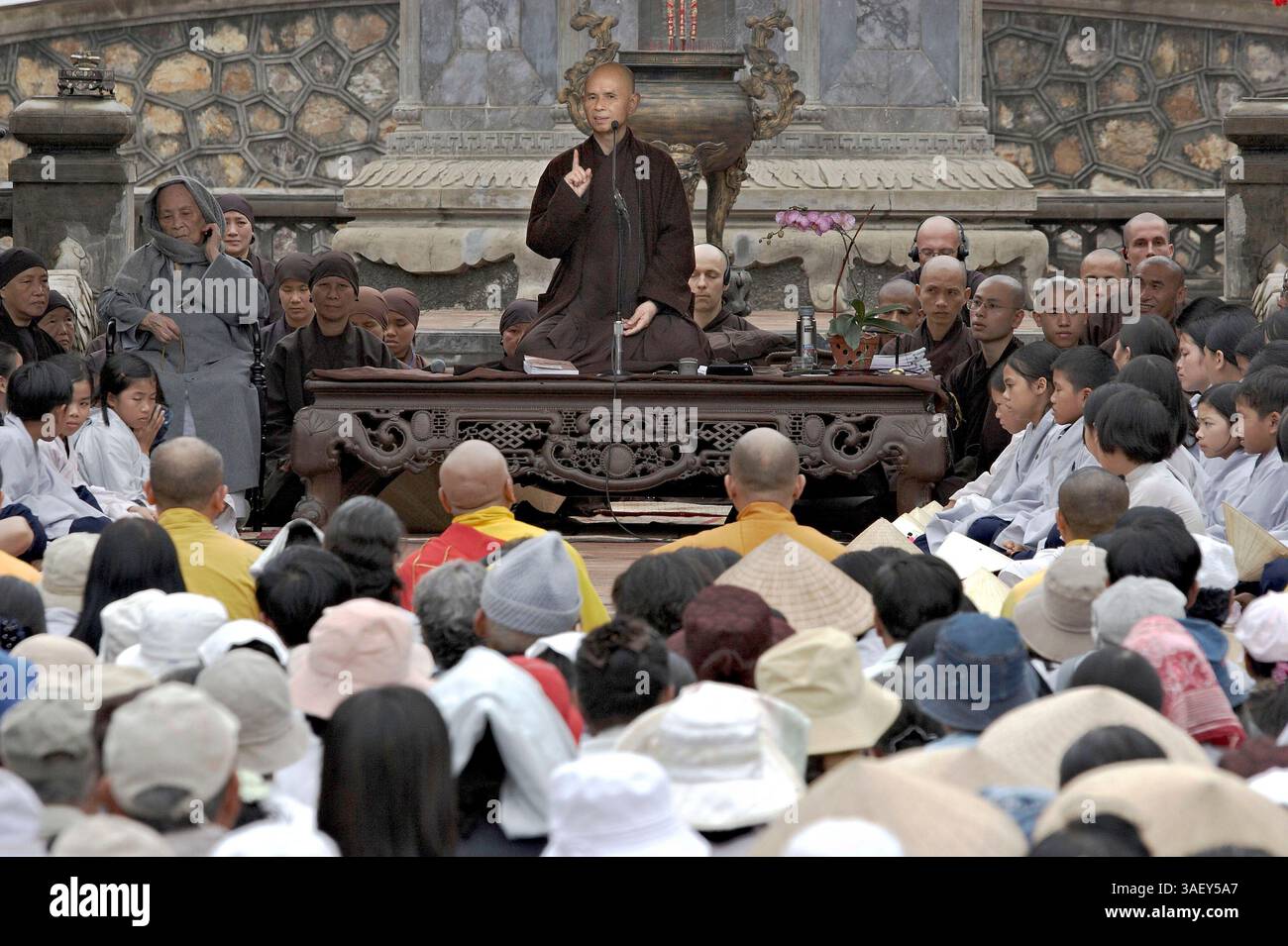 27 febbraio 2005; Hue, Vietnam; il Venerabile Maestro Zen THICH NHAT HANH parla con una folla impaziente alla pagoda Thien Mu. Hanh, 79 anni, torna in Vietnam dopo che un divieto di 40 anni (posto nel 1966) è stato revocato. Hanh è un rispettato poeta, studioso e attivista per la pace e i diritti umani. Foto Stock