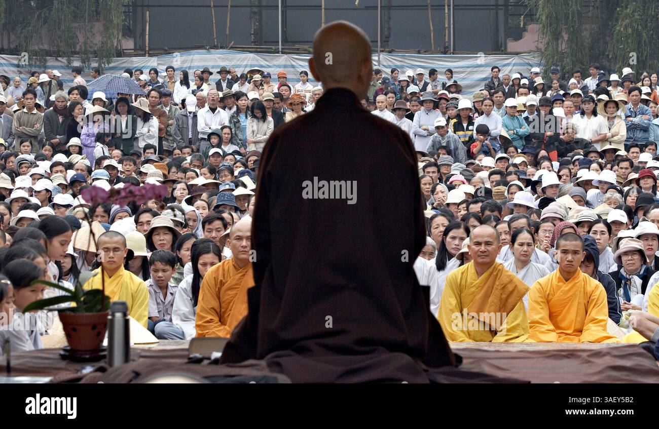27 febbraio 2005; Hue, Vietnam; il Venerabile Maestro Zen THICH NHAT HANH parla con una folla impaziente alla pagoda Thien Mu. Hanh, 79 anni, torna in Vietnam dopo che un divieto di 40 anni (posto nel 1966) è stato revocato. Hanh è un rispettato poeta, studioso e attivista per la pace e i diritti umani. Foto Stock