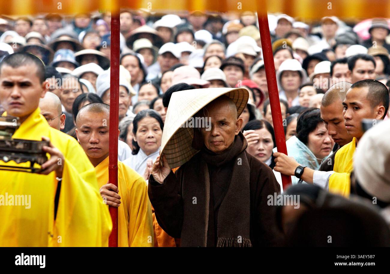 27 febbraio 2005; Hue, Vietnam; il Venerabile Maestro Zen THICH NHAT HANH visita la pagoda Thien Mu. Hanh, 79 anni, torna in Vietnam dopo che un divieto di 40 anni (posto nel 1966) è stato revocato. Hanh è un rispettato poeta, studioso e attivista per la pace e i diritti umani. Foto Stock