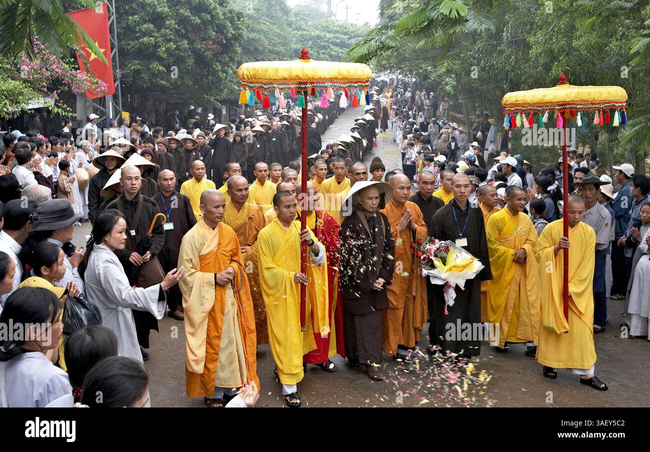 27 febbraio 2005; Hue, Vietnam; il Venerabile Maestro Zen THICH NHAT HANH visita la pagoda Thien Mu. Hanh, 79 anni, torna in Vietnam dopo che un divieto di 40 anni (posto nel 1966) è stato revocato. Hanh è un rispettato poeta, studioso e attivista per la pace e i diritti umani. Foto Stock