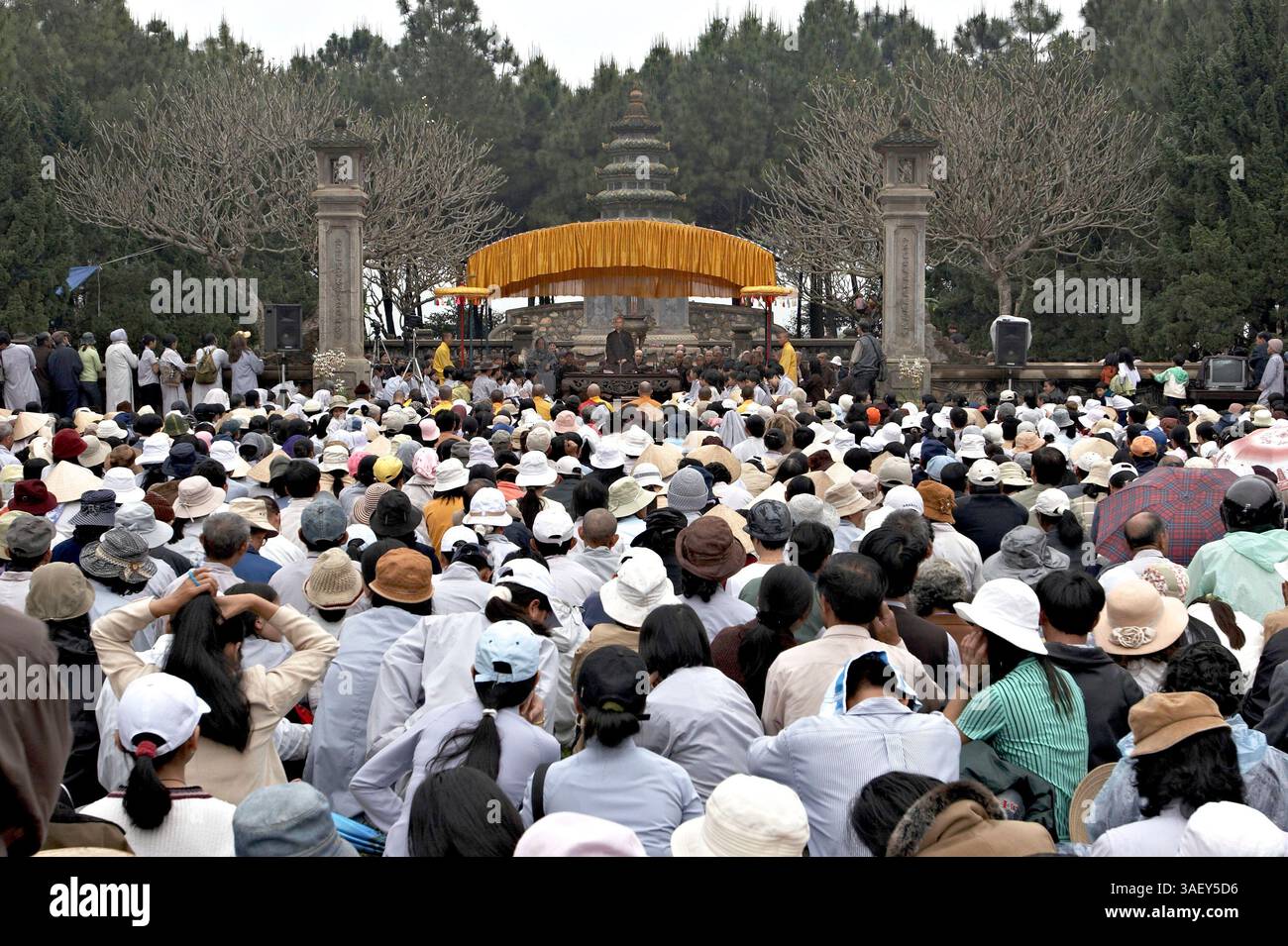 27 febbraio 2005; Hue, Vietnam; il Venerabile Maestro Zen THICH NHAT HANH parla con una folla impaziente alla pagoda Thien Mu. Hanh, 79 anni, torna in Vietnam dopo che un divieto di 40 anni (posto nel 1966) è stato revocato. Hanh è un rispettato poeta, studioso e attivista per la pace e i diritti umani. Foto Stock