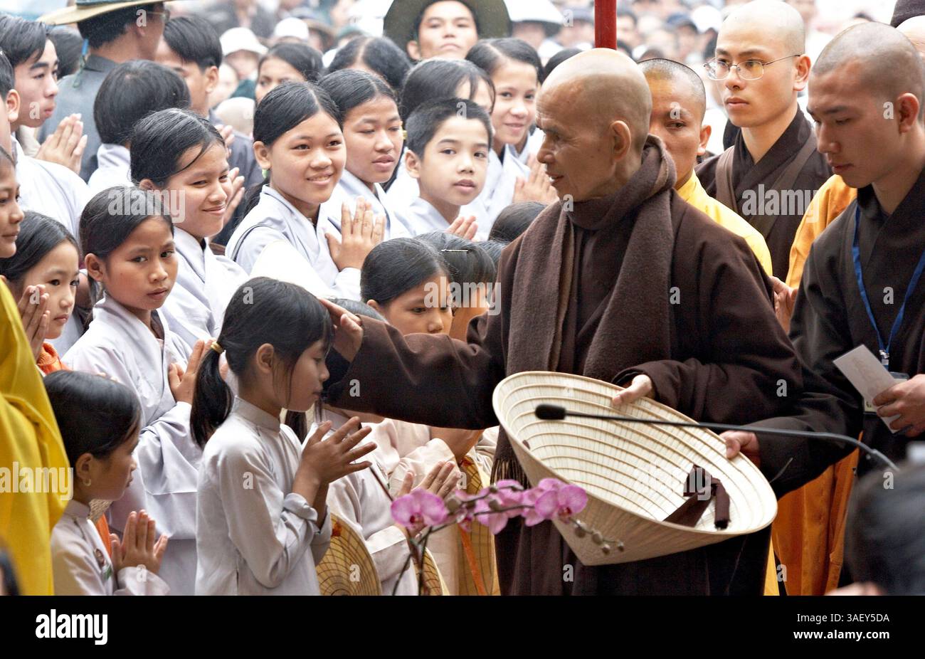 27 febbraio 2005; Hue, Vietnam; il Venerabile Maestro Zen THICH NHAT HANH visita la pagoda Thien Mu. Hanh, 79 anni, torna in Vietnam dopo che un divieto di 40 anni (posto nel 1966) è stato revocato. Hanh è un rispettato poeta, studioso e attivista per la pace e i diritti umani. Foto Stock