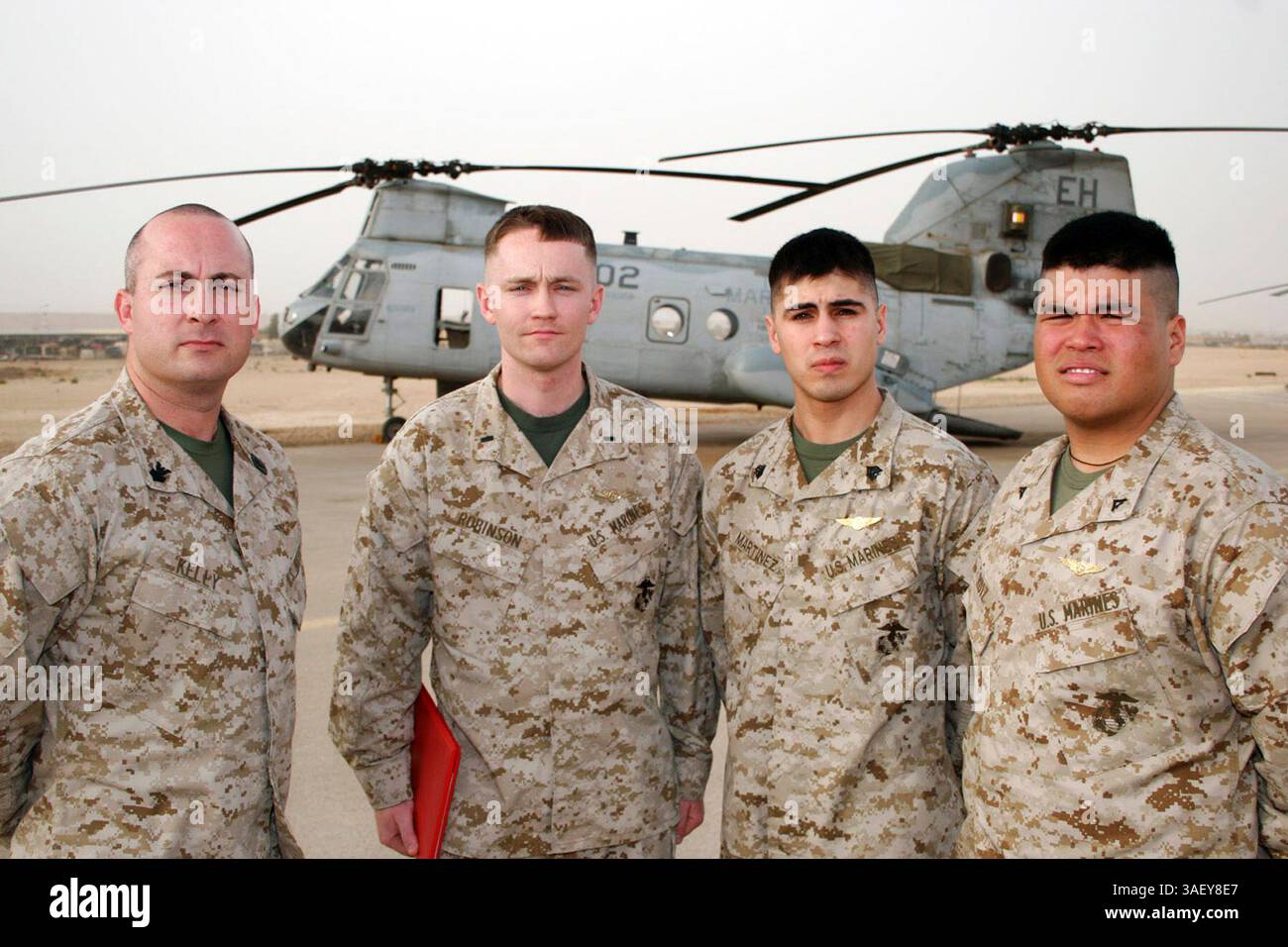 1 aprile 2005; al Asad, Iraq; sottufficiale 1st Class STEPHEN A. KELLY, addetto alla sicurezza aeromedica assegnato al Headquarters Squadron del Marine Aircraft Group 26; 1st LT JEREMY A. ROBINSON, Marine Medium Helicopter Squadron 264 addetto al controllo dei materiali di manutenzione; Sgt. ENEIQUE MARTINEZ JR., HMM-264 264 CH-46E meccanico elicotteri; e Lance Cpl. ROMUALDO ricevendo M.M. RUIZ III, gruppo di elicotteri foto-46 aprile Questi combattenti hanno superato le qualifiche di nuoto, di artiglieria aerea, di visione notturna di alto livello e di basso livello Foto Stock