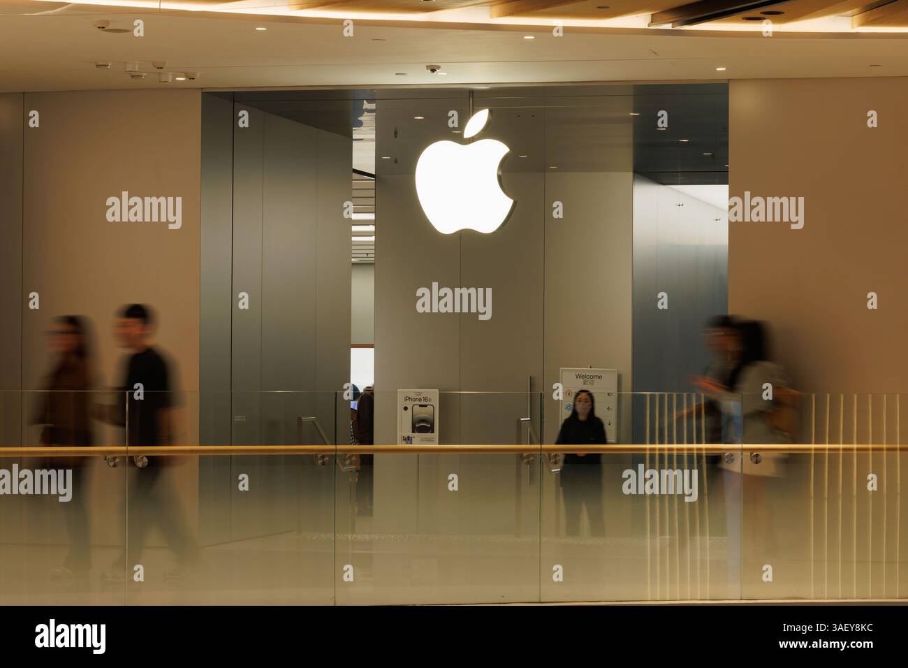 Hong Kong, Cina. 6 aprile 2025. La gente passa davanti all'Apple Store di Hong Kong. Le tariffe reciproche statunitensi hanno mandato ondate d'urto ai mercati finanziari globali. L'ampia catena di approvvigionamento di Apple in Cina sta affrontando notevoli interruzioni, poiché i prezzi delle azioni dei principali partner di produzione a contratto Goertek, Luxshare, Lens Technology continuano a diminuire da quando la nuova tariffa imposta dal presidente degli Stati Uniti Donald Trump la scorsa settimana. Credito: SOPA Images Limited/Alamy Live News Foto Stock