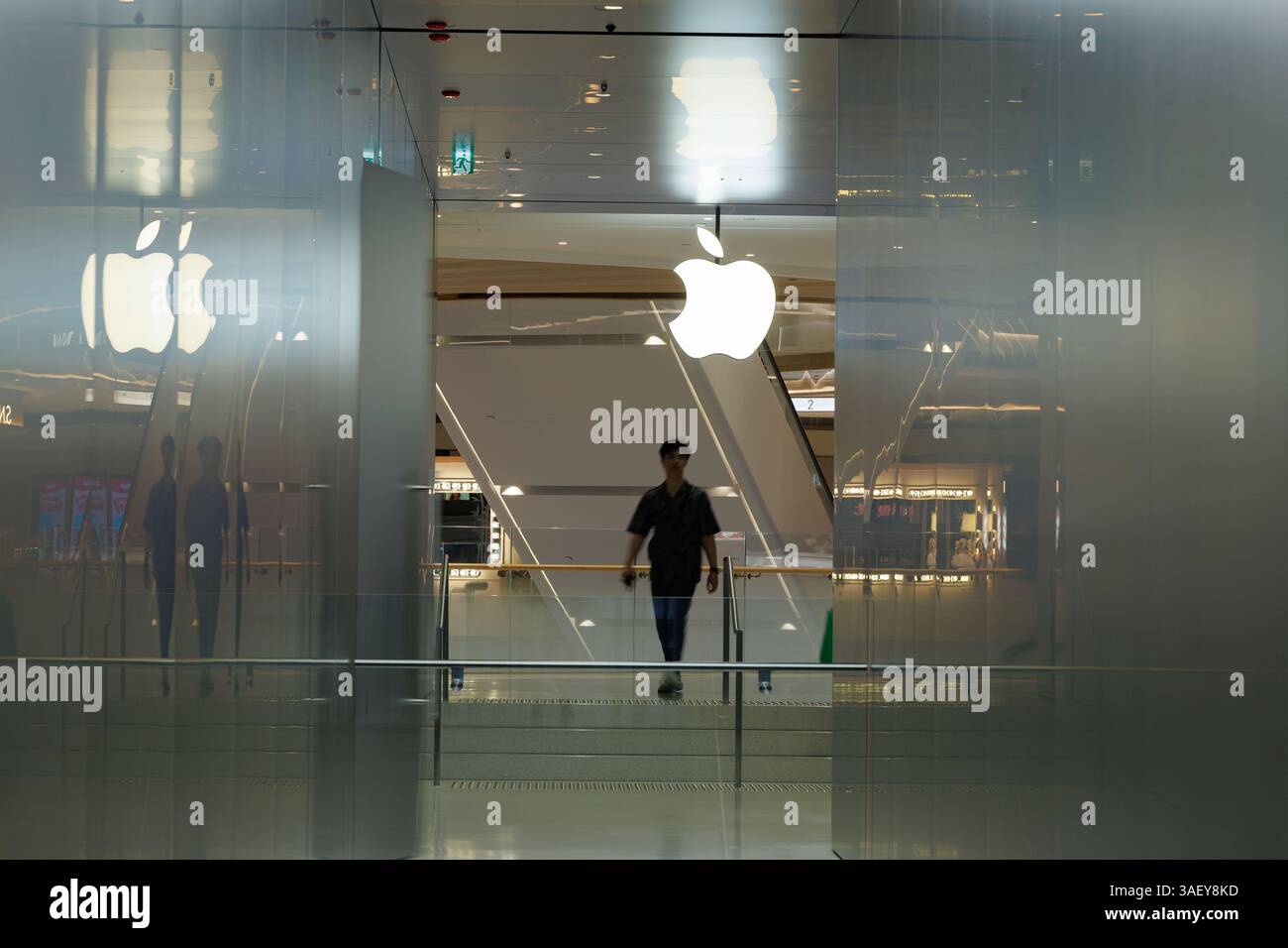Hong Kong, Cina. 6 aprile 2025. La gente passa davanti all'Apple Store di Hong Kong. Le tariffe reciproche statunitensi hanno mandato ondate d'urto ai mercati finanziari globali. L'ampia catena di approvvigionamento di Apple in Cina sta affrontando notevoli interruzioni, poiché i prezzi delle azioni dei principali partner di produzione a contratto Goertek, Luxshare, Lens Technology continuano a diminuire da quando la nuova tariffa imposta dal presidente degli Stati Uniti Donald Trump la scorsa settimana. Credito: SOPA Images Limited/Alamy Live News Foto Stock