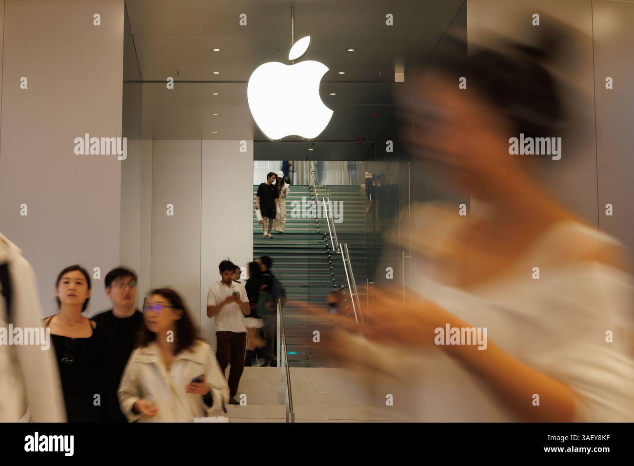 Hong Kong, Cina. 6 aprile 2025. La gente passa davanti all'Apple Store di Hong Kong. Le tariffe reciproche statunitensi hanno mandato ondate d'urto ai mercati finanziari globali. L'ampia catena di approvvigionamento di Apple in Cina sta affrontando notevoli interruzioni, poiché i prezzi delle azioni dei principali partner di produzione a contratto Goertek, Luxshare, Lens Technology continuano a diminuire da quando la nuova tariffa imposta dal presidente degli Stati Uniti Donald Trump la scorsa settimana. Credito: SOPA Images Limited/Alamy Live News Foto Stock