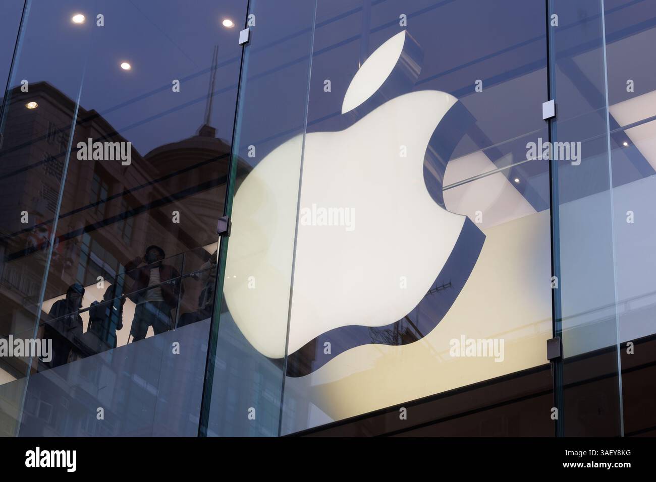 Hong Kong, Cina. 6 aprile 2025. Il logo Apple è appeso all'interno dell'Apple Store di Hong Kong. Le tariffe reciproche statunitensi hanno mandato ondate d'urto ai mercati finanziari globali. L'ampia catena di approvvigionamento di Apple in Cina sta affrontando notevoli interruzioni, poiché i prezzi delle azioni dei principali partner di produzione a contratto Goertek, Luxshare, Lens Technology continuano a diminuire da quando la nuova tariffa imposta dal presidente degli Stati Uniti Donald Trump la scorsa settimana. Credito: SOPA Images Limited/Alamy Live News Foto Stock