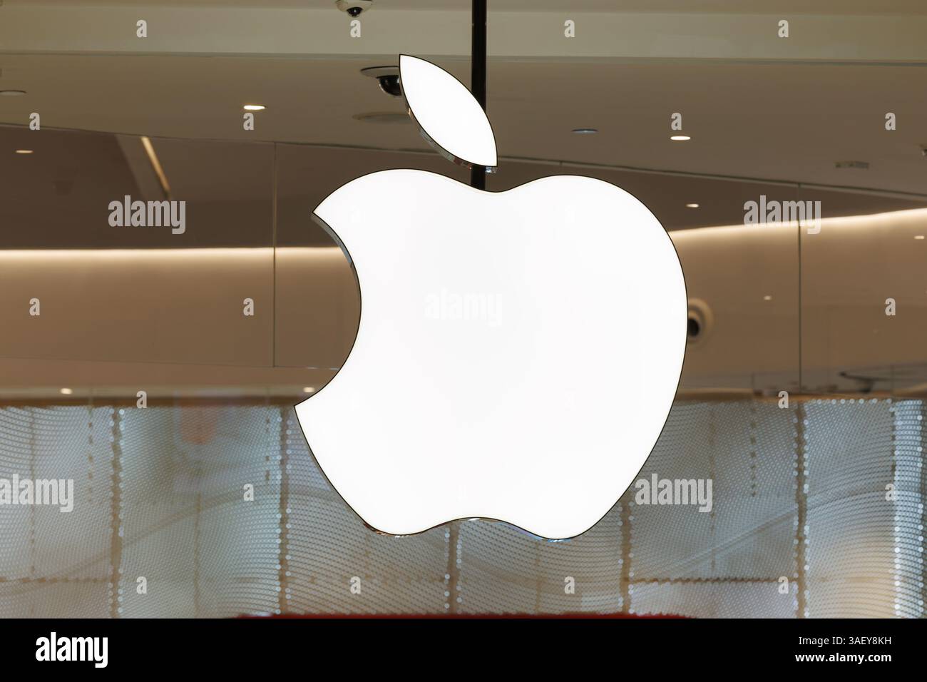 Hong Kong, Cina. 6 aprile 2025. Il logo Apple è appeso all'interno dell'Apple Store di Hong Kong. Le tariffe reciproche statunitensi hanno mandato ondate d'urto ai mercati finanziari globali. L'ampia catena di approvvigionamento di Apple in Cina sta affrontando notevoli interruzioni, poiché i prezzi delle azioni dei principali partner di produzione a contratto Goertek, Luxshare, Lens Technology continuano a diminuire da quando la nuova tariffa imposta dal presidente degli Stati Uniti Donald Trump la scorsa settimana. Credito: SOPA Images Limited/Alamy Live News Foto Stock