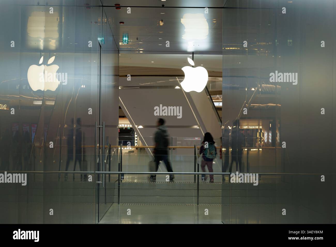 Hong Kong, Cina. 6 aprile 2025. La gente passa davanti all'Apple Store di Hong Kong. Le tariffe reciproche statunitensi hanno mandato ondate d'urto ai mercati finanziari globali. L'ampia catena di approvvigionamento di Apple in Cina sta affrontando notevoli interruzioni, poiché i prezzi delle azioni dei principali partner di produzione a contratto Goertek, Luxshare, Lens Technology continuano a diminuire da quando la nuova tariffa imposta dal presidente degli Stati Uniti Donald Trump la scorsa settimana. Credito: SOPA Images Limited/Alamy Live News Foto Stock