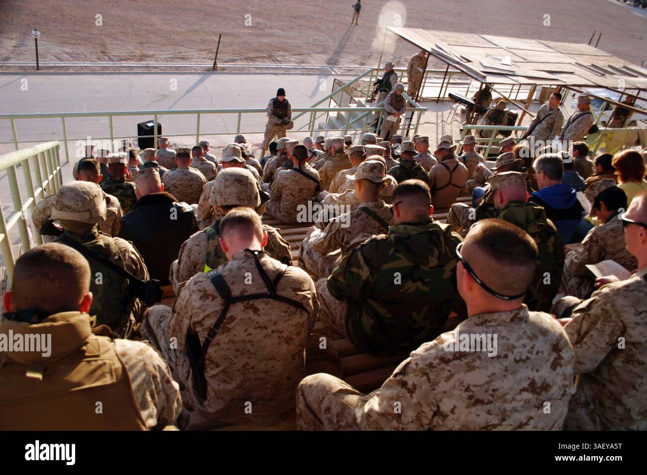 27 marzo 2005; al Asad, Iraq; i membri del servizio pregano come tenente DAVID ROZANEK, cappellano del Marine Aircraft Group 26 (rinforzato), dà l'invocazione durante la celebrazione ''Son Rise'', marzo 27. Centinaia di persone si sono prese del tempo dai loro impegni e hanno festeggiato il venerdì Santo e la Pasqua mentre erano qui a sostegno dell'operazione Iraqi Freedom. Foto Stock
