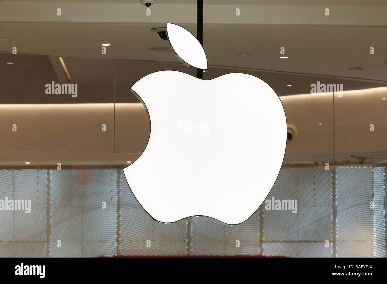 Hong Kong, Cina. 6 aprile 2025. Il logo Apple è appeso all'interno dell'Apple Store di Hong Kong. Le tariffe reciproche statunitensi hanno mandato ondate d'urto ai mercati finanziari globali. L'ampia catena di approvvigionamento di Apple in Cina sta affrontando notevoli interruzioni, poiché i prezzi delle azioni dei principali partner di produzione a contratto Goertek, Luxshare, Lens Technology continuano a diminuire da quando la nuova tariffa imposta dal presidente degli Stati Uniti Donald Trump la scorsa settimana. (Foto di May James/SOPA Images/Sipa USA) credito: SIPA USA/Alamy Live News Foto Stock