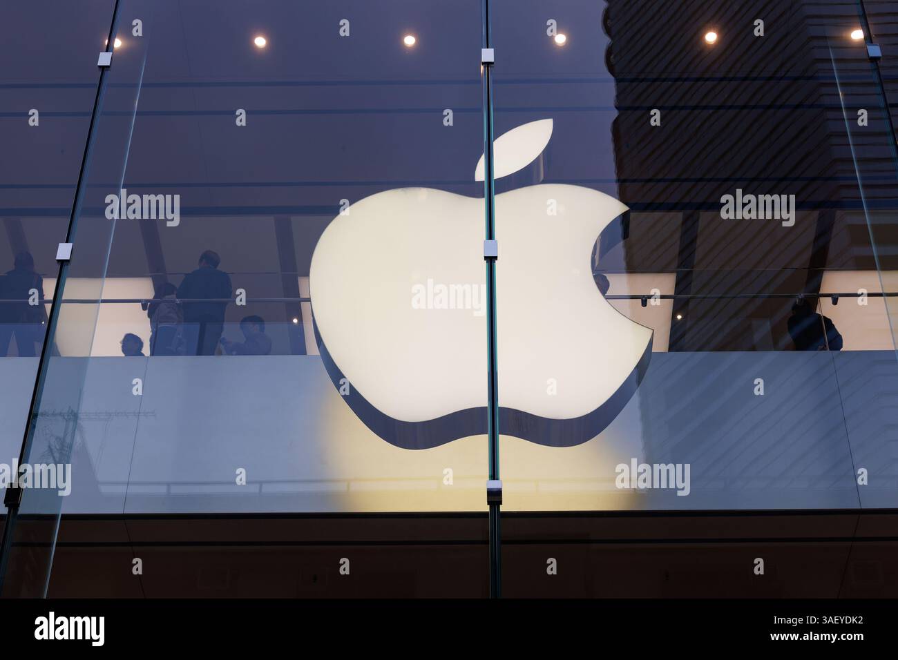 Hong Kong, Cina. 6 aprile 2025. La gente passa davanti all'Apple Store di Hong Kong. Le tariffe reciproche statunitensi hanno mandato ondate d'urto ai mercati finanziari globali. L'ampia catena di approvvigionamento di Apple in Cina sta affrontando notevoli interruzioni, poiché i prezzi delle azioni dei principali partner di produzione a contratto Goertek, Luxshare, Lens Technology continuano a diminuire da quando la nuova tariffa imposta dal presidente degli Stati Uniti Donald Trump la scorsa settimana. (Foto di May James/SOPA Images/Sipa USA) credito: SIPA USA/Alamy Live News Foto Stock