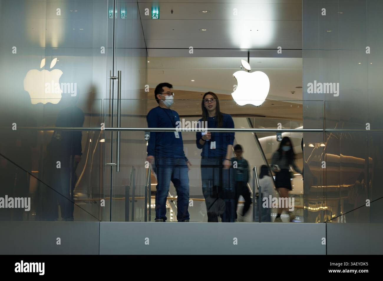 Hong Kong, Cina. 6 aprile 2025. Il personale parla all'Apple Store di Hong Kong. Le tariffe reciproche statunitensi hanno mandato ondate d'urto ai mercati finanziari globali. L'ampia catena di approvvigionamento di Apple in Cina sta affrontando notevoli interruzioni, poiché i prezzi delle azioni dei principali partner di produzione a contratto Goertek, Luxshare, Lens Technology continuano a diminuire da quando la nuova tariffa imposta dal presidente degli Stati Uniti Donald Trump la scorsa settimana. (Foto di May James/SOPA Images/Sipa USA) credito: SIPA USA/Alamy Live News Foto Stock