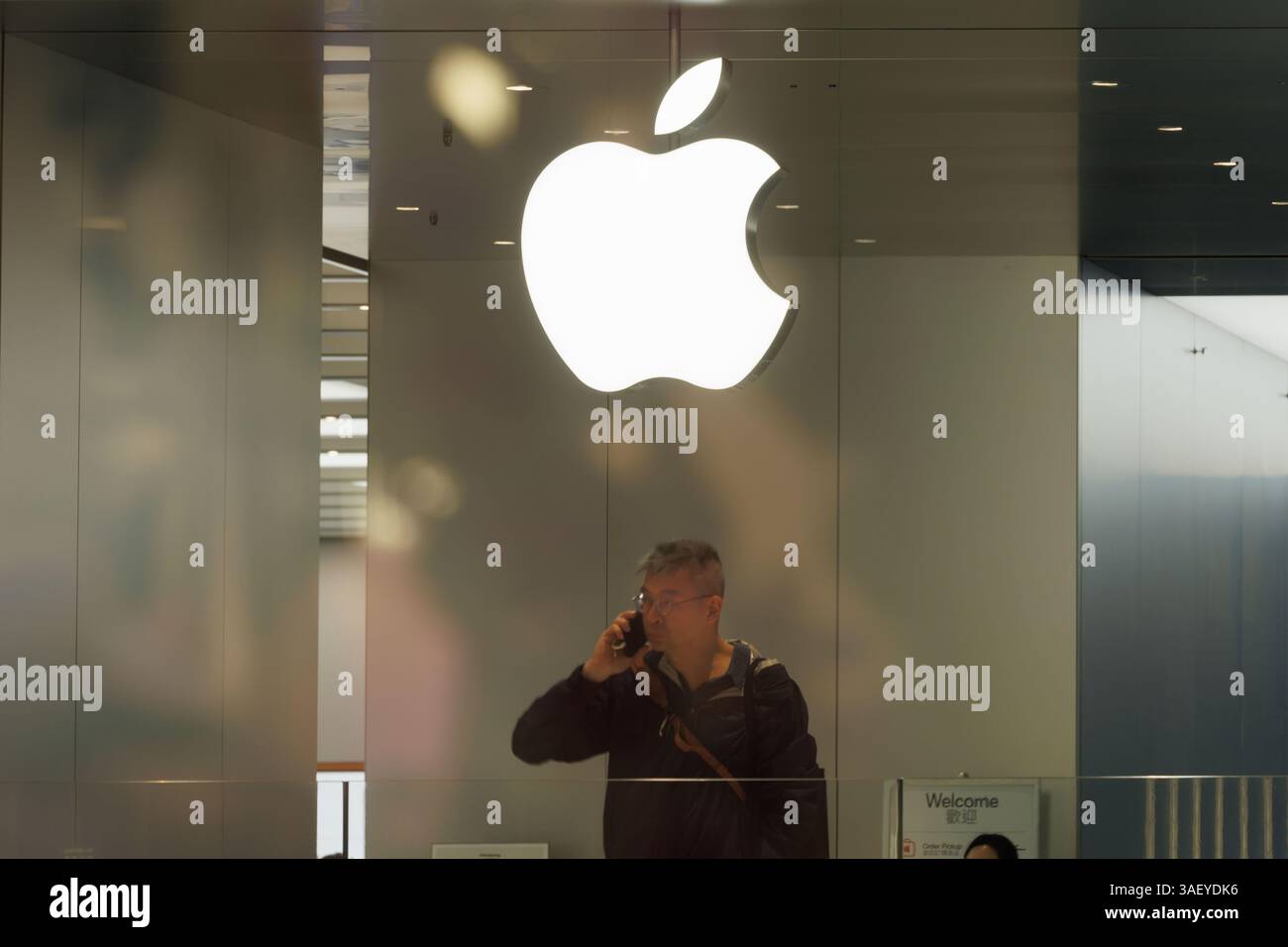 Hong Kong, Cina. 6 aprile 2025. La gente passa davanti all'Apple Store di Hong Kong. Le tariffe reciproche statunitensi hanno mandato ondate d'urto ai mercati finanziari globali. L'ampia catena di approvvigionamento di Apple in Cina sta affrontando notevoli interruzioni, poiché i prezzi delle azioni dei principali partner di produzione a contratto Goertek, Luxshare, Lens Technology continuano a diminuire da quando la nuova tariffa imposta dal presidente degli Stati Uniti Donald Trump la scorsa settimana. (Foto di May James/SOPA Images/Sipa USA) credito: SIPA USA/Alamy Live News Foto Stock