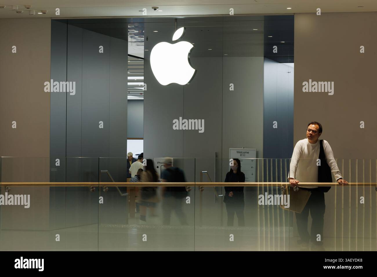 Hong Kong, Cina. 6 aprile 2025. La gente passa davanti all'Apple Store di Hong Kong. Le tariffe reciproche statunitensi hanno mandato ondate d'urto ai mercati finanziari globali. L'ampia catena di approvvigionamento di Apple in Cina sta affrontando notevoli interruzioni, poiché i prezzi delle azioni dei principali partner di produzione a contratto Goertek, Luxshare, Lens Technology continuano a diminuire da quando la nuova tariffa imposta dal presidente degli Stati Uniti Donald Trump la scorsa settimana. (Foto di May James/SOPA Images/Sipa USA) credito: SIPA USA/Alamy Live News Foto Stock