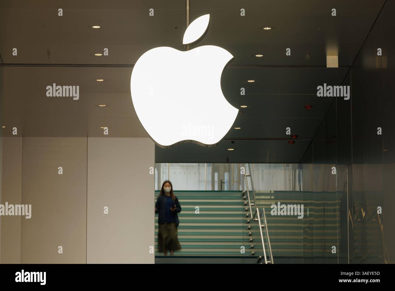 Hong Kong, Cina. 6 aprile 2025. La gente passa davanti all'Apple Store di Hong Kong. Le tariffe reciproche statunitensi hanno mandato ondate d'urto ai mercati finanziari globali. L'ampia catena di approvvigionamento di Apple in Cina sta affrontando notevoli interruzioni, poiché i prezzi delle azioni dei principali partner di produzione a contratto Goertek, Luxshare, Lens Technology continuano a diminuire da quando la nuova tariffa imposta dal presidente degli Stati Uniti Donald Trump la scorsa settimana. (Foto di May James/SOPA Images/Sipa USA) credito: SIPA USA/Alamy Live News Foto Stock
