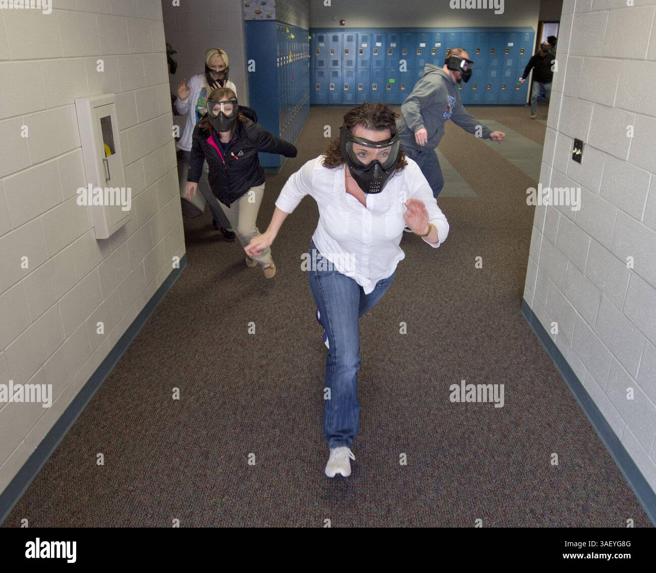 17 febbraio 2015 - Independence, MO, USA - Independence Police tiene una sessione di addestramento sparatutto attiva per lo staff della Pioneer Ridge Middle School martedì. 17 febbraio 2015, a Independence, Mo. Una tecnica insegnata era quella di fuggire dall'edificio se avessero saputo che l'assassino era in un'altra parte della scuola. Il personale delle aule ha voltato verso le uscite dopo aver annunciato che un intruso era vicino all'ufficio. (Immagine di credito: © Keith Myers/TNS/ZUMA Wire) Foto Stock