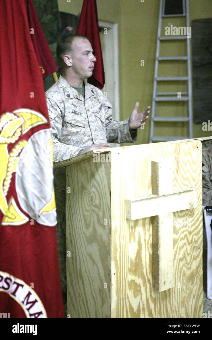 11 dicembre 2004; Camp Fallujah, Iraq; sergente MATT BASSETT, un leader di squadra con il Combined Anti-Armor Team, Weapons Company, 3rd Battalion, 1st Marine Regiment, riflette sulla vita del suo amico e compagno di squadra il sergente Byron W. Norwood durante un servizio commemorativo. Norwood e Lance Cpl Abraham Simpson furono entrambi uccisi durante l'offensiva alla città di Fallujah nel novembre di quell'anno. Foto Stock