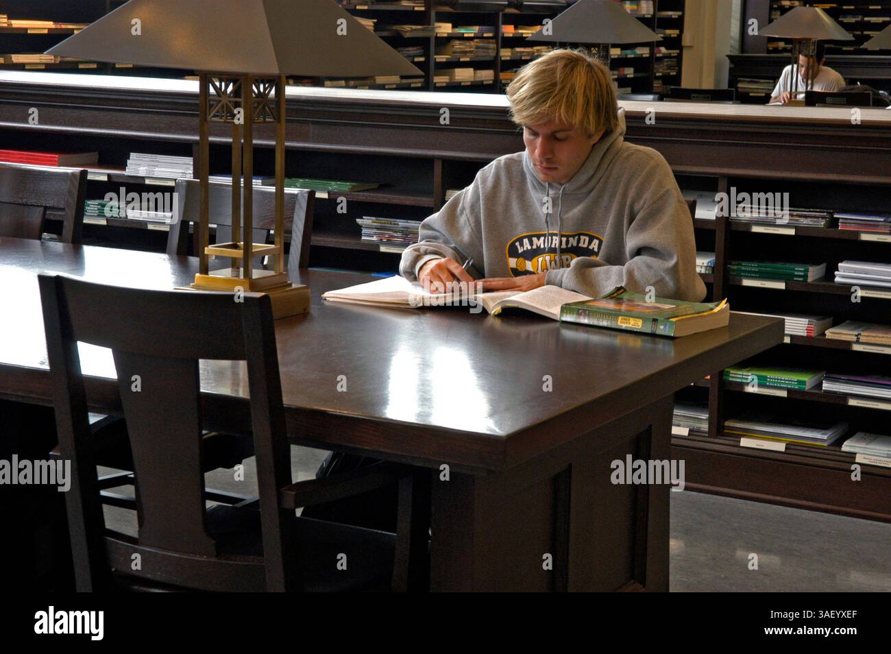 21 dicembre 2004; Decatur, GA, USA; (FOTO DEL FILE: date Unknown) Uno studente universitario che studia alla Candler Library della Emory University. Foto Stock