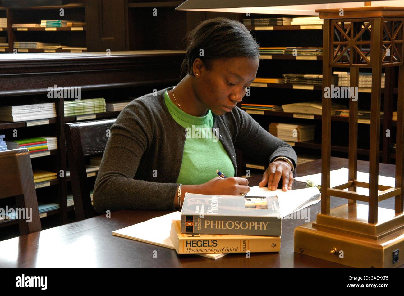 21 dicembre 2004; Decatur, GA, USA; (FOTO DEL FILE: date Unknown) Uno studente universitario che studia alla Candler Library della Emory University. Foto Stock