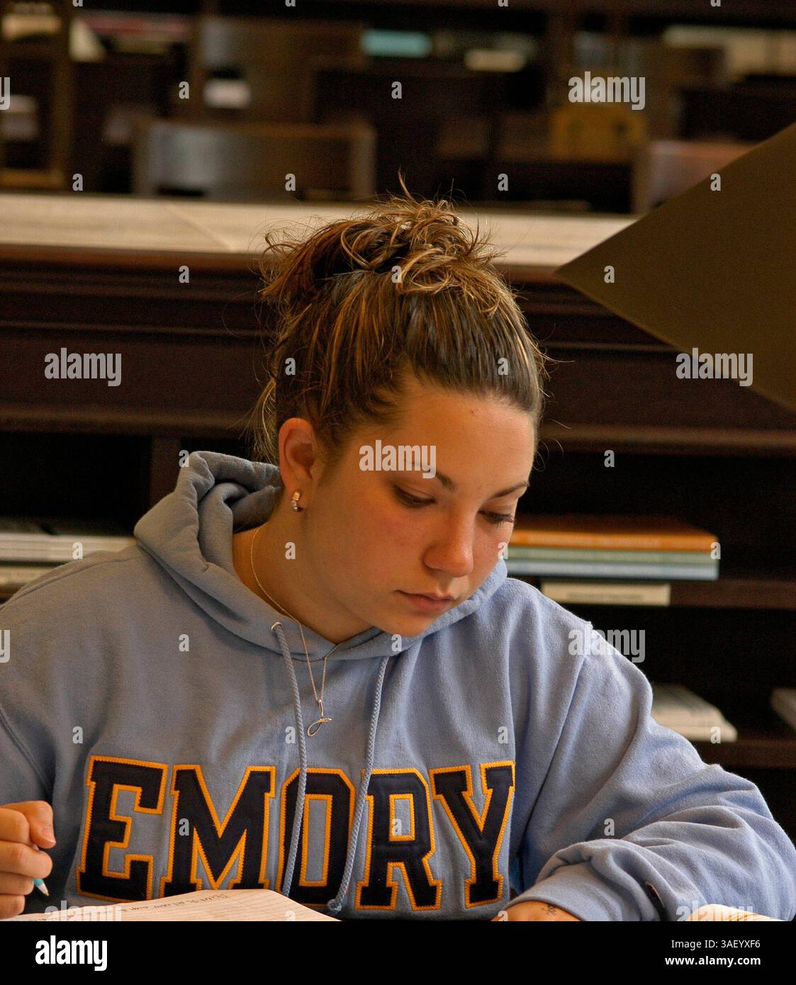 21 dicembre 2004; Decatur, GA, USA; (FOTO DEL FILE: date Unknown) Uno studente universitario che studia alla Candler Library della Emory University. Foto Stock