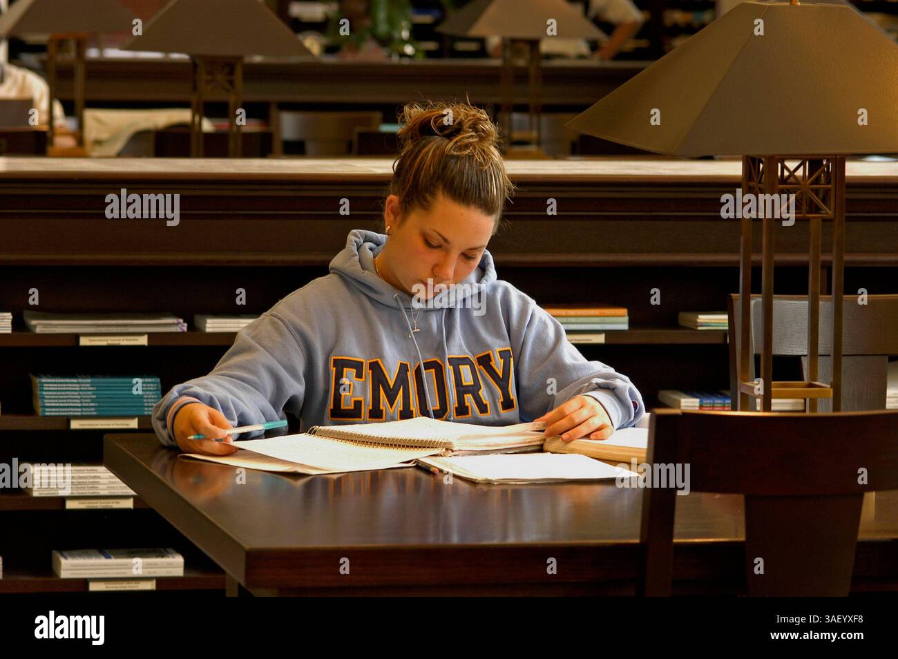 21 dicembre 2004; Decatur, GA, USA; (FOTO DEL FILE: date Unknown) Uno studente universitario che studia alla Candler Library della Emory University. Foto Stock