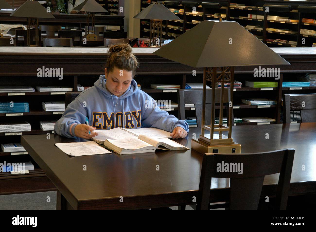 21 dicembre 2004; Decatur, GA, USA; (FOTO DEL FILE: date Unknown) Uno studente universitario che studia alla Candler Library della Emory University. Foto Stock