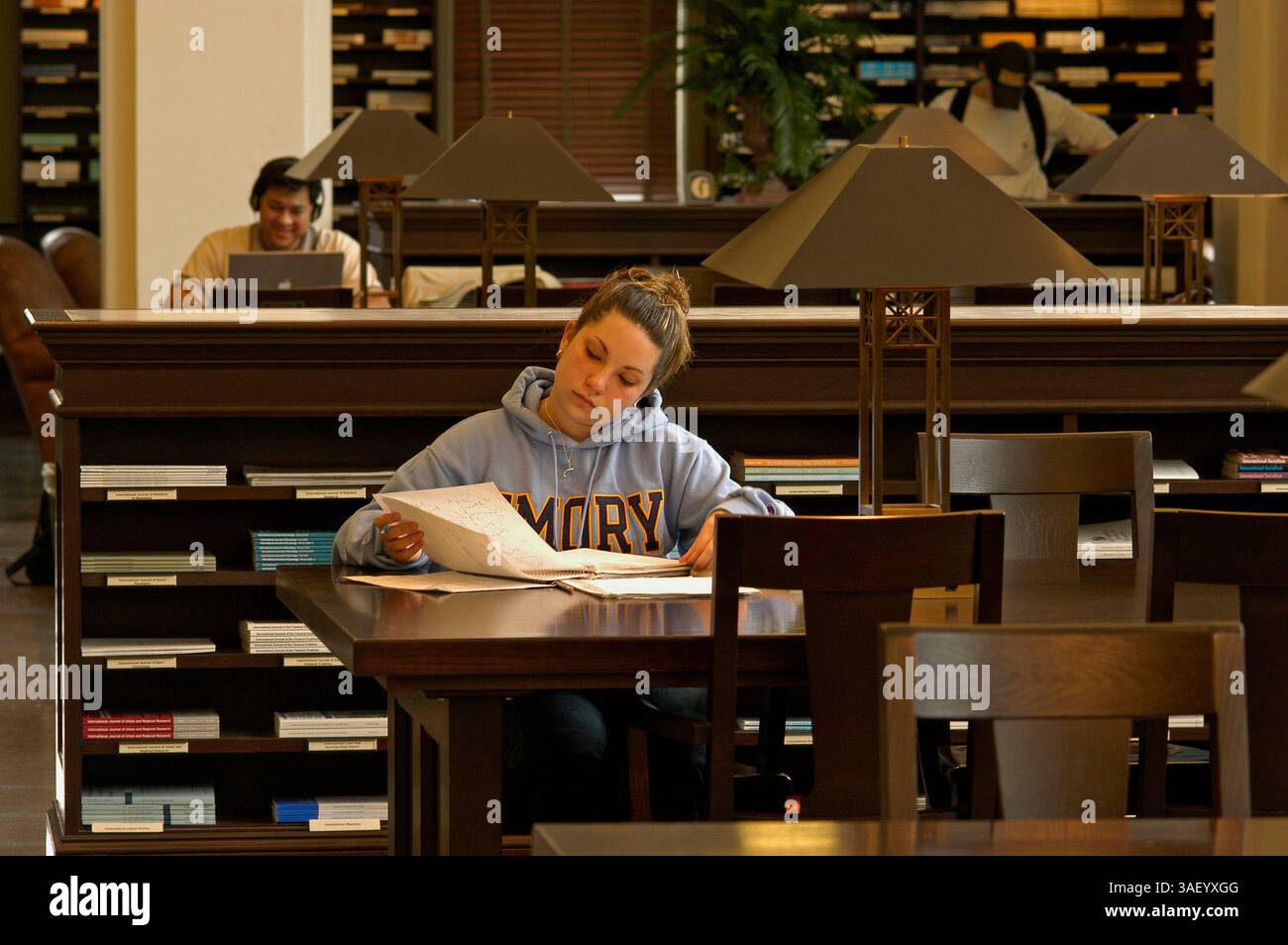 21 dicembre 2004; Decatur, GA, USA; (FOTO DEL FILE: date Unknown) Uno studente universitario che studia alla Candler Library della Emory University. Foto Stock