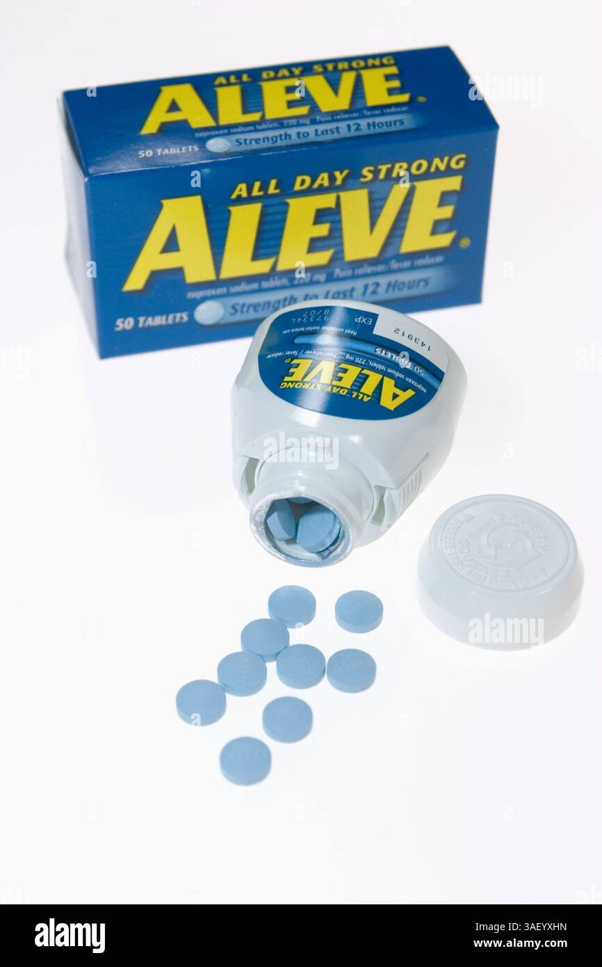 23 dicembre 2004; Laguna Niguel, CA, Stati Uniti; il popolare antidolorifico Aleve è stato collegato ad un aumentato rischio di infarto e ictus in uno studio del National Institutes of Health. Partecipanti - ad alcuni che assumono il farmaco per 3 anni è stato detto di smettere di prendere le pillole. Direttore della Drug Administration ha detto che i consumatori dovrebbero prendere Aleve solo come indicato, non più di 2 pillole al giorno. L'annuncio è arrivato pochi giorni dopo che il NIH ha detto che uno studio di prevenzione dei polipi del colon ha trovato più attacchi di cuore e ictus nei partecipanti che assumono farmaci Celebrex, rispetto a quelli su un placebo. Foto Stock