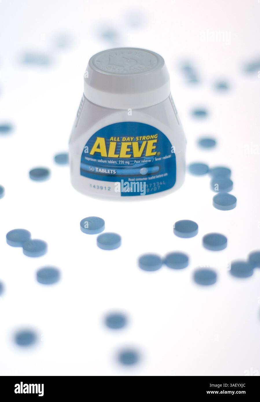 23 dicembre 2004; Laguna Niguel, CA, Stati Uniti; il popolare antidolorifico Aleve è stato collegato ad un aumentato rischio di infarto e ictus in uno studio del National Institutes of Health. Partecipanti - ad alcuni che assumono il farmaco per 3 anni è stato detto di smettere di prendere le pillole. Direttore della Drug Administration ha detto che i consumatori dovrebbero prendere Aleve solo come indicato, non più di 2 pillole al giorno. L'annuncio è arrivato pochi giorni dopo che il NIH ha detto che uno studio di prevenzione dei polipi del colon ha trovato più attacchi di cuore e ictus nei partecipanti che assumono farmaci Celebrex, rispetto a quelli su un placebo. Foto Stock