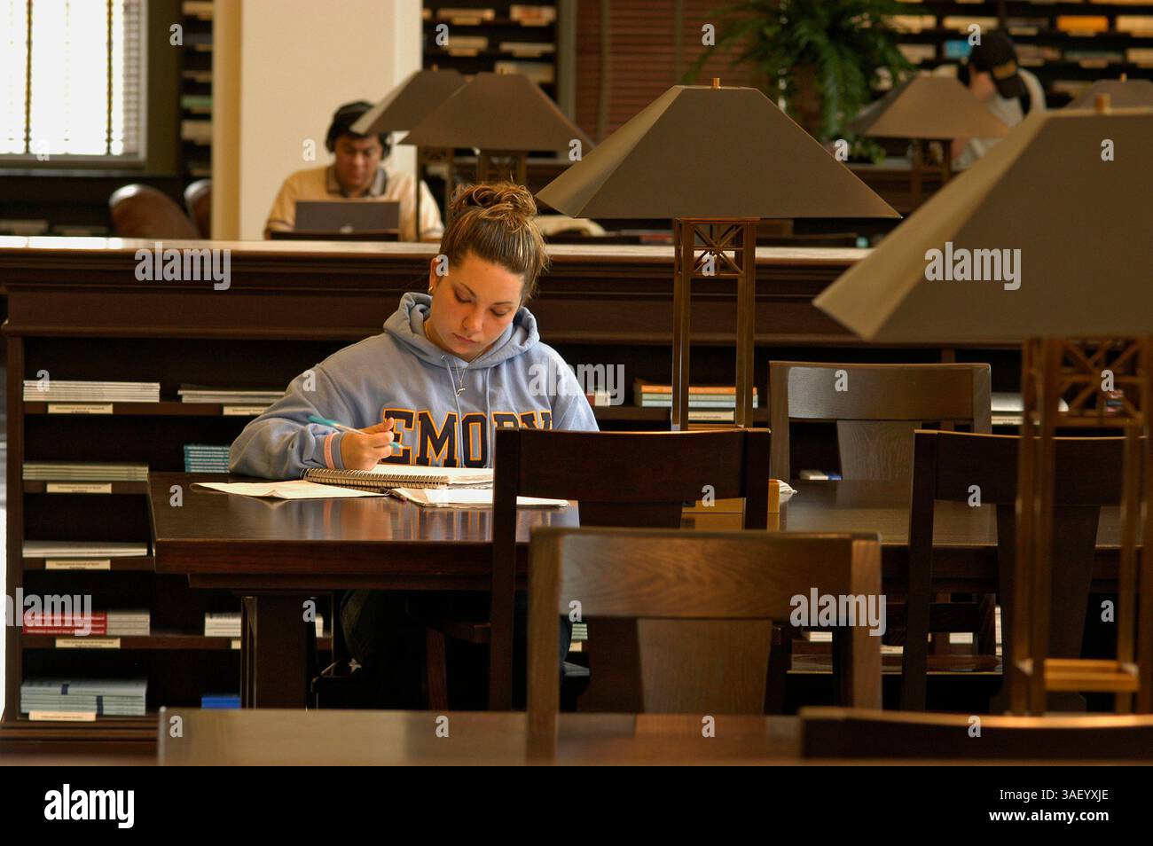 21 dicembre 2004; Decatur, GA, USA; (FOTO DEL FILE: date Unknown) Uno studente universitario che studia alla Candler Library della Emory University. Foto Stock