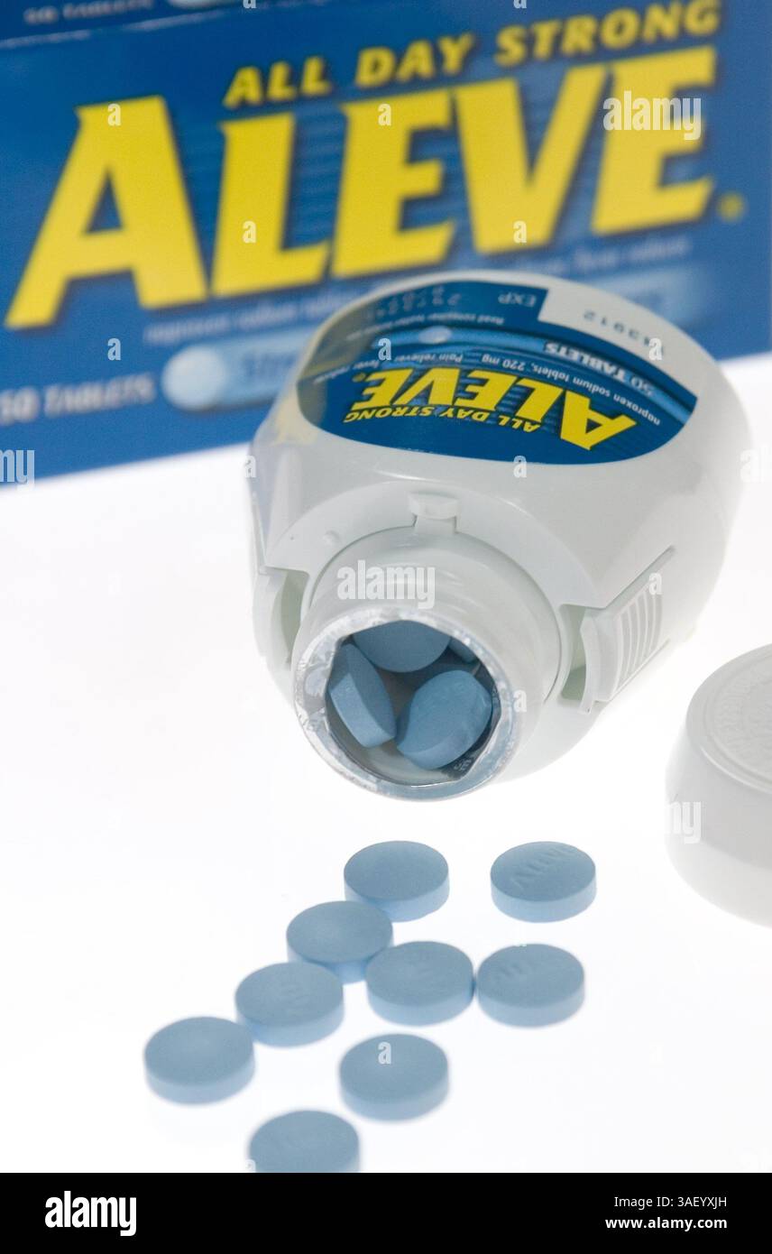 23 dicembre 2004; Laguna Niguel, CA, Stati Uniti; il popolare antidolorifico Aleve è stato collegato ad un aumentato rischio di infarto e ictus in uno studio del National Institutes of Health. Partecipanti - ad alcuni che assumono il farmaco per 3 anni è stato detto di smettere di prendere le pillole. Direttore della Drug Administration ha detto che i consumatori dovrebbero prendere Aleve solo come indicato, non più di 2 pillole al giorno. L'annuncio è arrivato pochi giorni dopo che il NIH ha detto che uno studio di prevenzione dei polipi del colon ha trovato più attacchi di cuore e ictus nei partecipanti che assumono farmaci Celebrex, rispetto a quelli su un placebo. Foto Stock