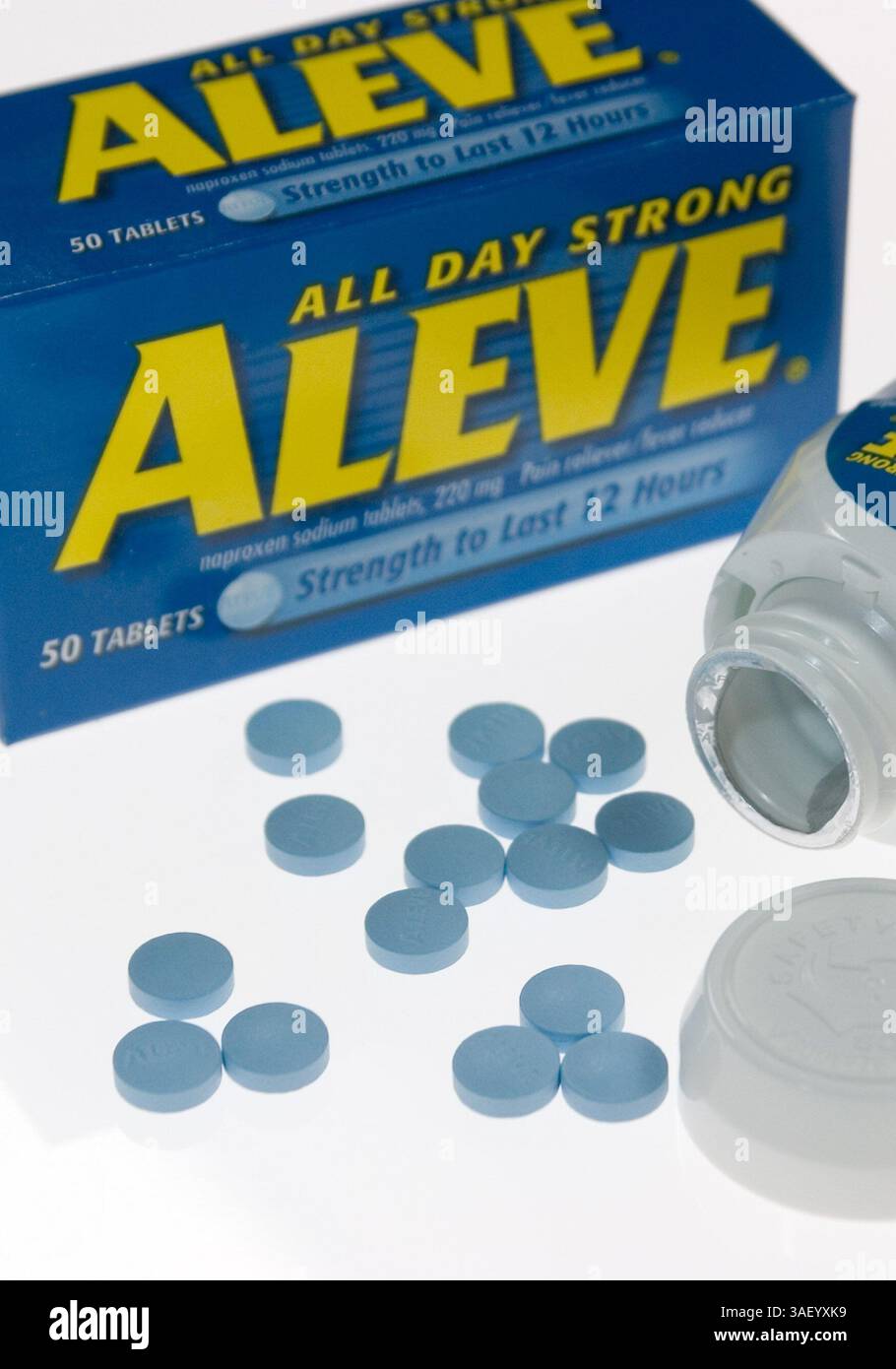 23 dicembre 2004; Laguna Niguel, CA, Stati Uniti; il popolare antidolorifico Aleve è stato collegato ad un aumentato rischio di infarto e ictus in uno studio del National Institutes of Health. Partecipanti - ad alcuni che assumono il farmaco per 3 anni è stato detto di smettere di prendere le pillole. Direttore della Drug Administration ha detto che i consumatori dovrebbero prendere Aleve solo come indicato, non più di 2 pillole al giorno. L'annuncio è arrivato pochi giorni dopo che il NIH ha detto che uno studio di prevenzione dei polipi del colon ha trovato più attacchi di cuore e ictus nei partecipanti che assumono farmaci Celebrex, rispetto a quelli su un placebo. Foto Stock