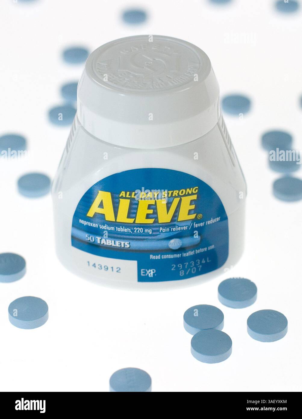 23 dicembre 2004; Laguna Niguel, CA, Stati Uniti; il popolare antidolorifico Aleve è stato collegato ad un aumentato rischio di infarto e ictus in uno studio del National Institutes of Health. Partecipanti - ad alcuni che assumono il farmaco per 3 anni è stato detto di smettere di prendere le pillole. Direttore della Drug Administration ha detto che i consumatori dovrebbero prendere Aleve solo come indicato, non più di 2 pillole al giorno. L'annuncio è arrivato pochi giorni dopo che il NIH ha detto che uno studio di prevenzione dei polipi del colon ha trovato più attacchi di cuore e ictus nei partecipanti che assumono farmaci Celebrex, rispetto a quelli su un placebo. Foto Stock