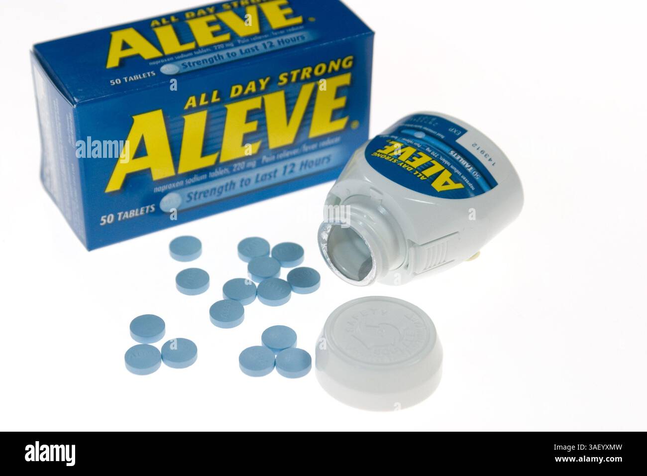 23 dicembre 2004; Laguna Niguel, CA, Stati Uniti; il popolare antidolorifico Aleve è stato collegato ad un aumentato rischio di infarto e ictus in uno studio del National Institutes of Health. Partecipanti - ad alcuni che assumono il farmaco per 3 anni è stato detto di smettere di prendere le pillole. Direttore della Drug Administration ha detto che i consumatori dovrebbero prendere Aleve solo come indicato, non più di 2 pillole al giorno. L'annuncio è arrivato pochi giorni dopo che il NIH ha detto che uno studio di prevenzione dei polipi del colon ha trovato più attacchi di cuore e ictus nei partecipanti che assumono farmaci Celebrex, rispetto a quelli su un placebo. Foto Stock