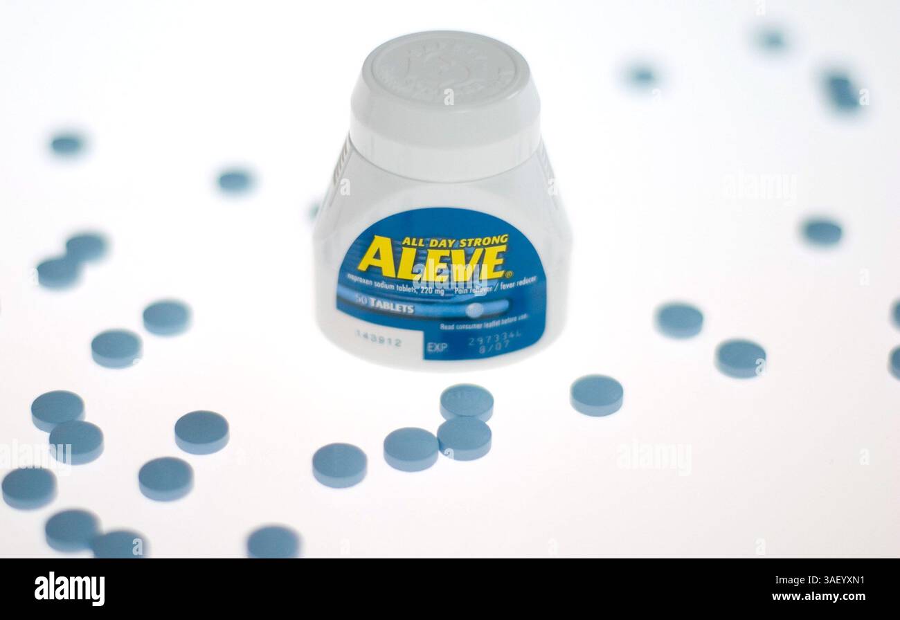 23 dicembre 2004; Laguna Niguel, CA, Stati Uniti; il popolare antidolorifico Aleve è stato collegato ad un aumentato rischio di infarto e ictus in uno studio del National Institutes of Health. Partecipanti - ad alcuni che assumono il farmaco per 3 anni è stato detto di smettere di prendere le pillole. Direttore della Drug Administration ha detto che i consumatori dovrebbero prendere Aleve solo come indicato, non più di 2 pillole al giorno. L'annuncio è arrivato pochi giorni dopo che il NIH ha detto che uno studio di prevenzione dei polipi del colon ha trovato più attacchi di cuore e ictus nei partecipanti che assumono farmaci Celebrex, rispetto a quelli su un placebo. Foto Stock