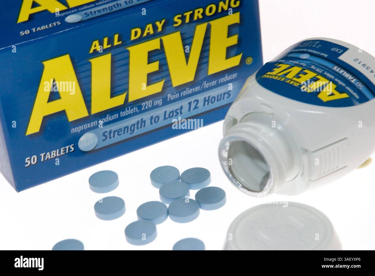 23 dicembre 2004; Laguna Niguel, CA, Stati Uniti; il popolare antidolorifico Aleve è stato collegato ad un aumentato rischio di infarto e ictus in uno studio del National Institutes of Health. Partecipanti - ad alcuni che assumono il farmaco per 3 anni è stato detto di smettere di prendere le pillole. Direttore della Drug Administration ha detto che i consumatori dovrebbero prendere Aleve solo come indicato, non più di 2 pillole al giorno. L'annuncio è arrivato pochi giorni dopo che il NIH ha detto che uno studio di prevenzione dei polipi del colon ha trovato più attacchi di cuore e ictus nei partecipanti che assumono farmaci Celebrex, rispetto a quelli su un placebo. Foto Stock