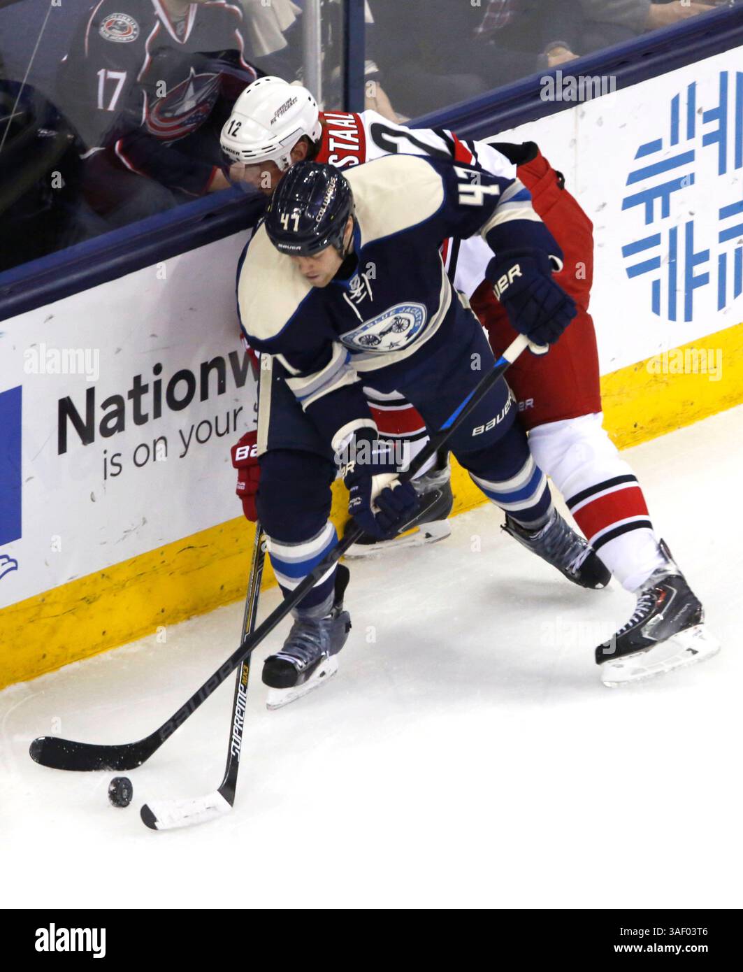 15 marzo 2015; il difensore dei Columbus Blue Jackets Dalton Prout (47) combatte per il puck contro il centro dei Carolina Hurricanes Eric Staal (12) nel primo periodo durante la partita di NHL tra i Carolina Hurricanes e i Columbus Blue Jackets alla Nationwide Arena di Columbus, OHIO. (Immagine di credito: © Aaron Doster/Cal Sport Media/ZUMAPRESS.com) Foto Stock