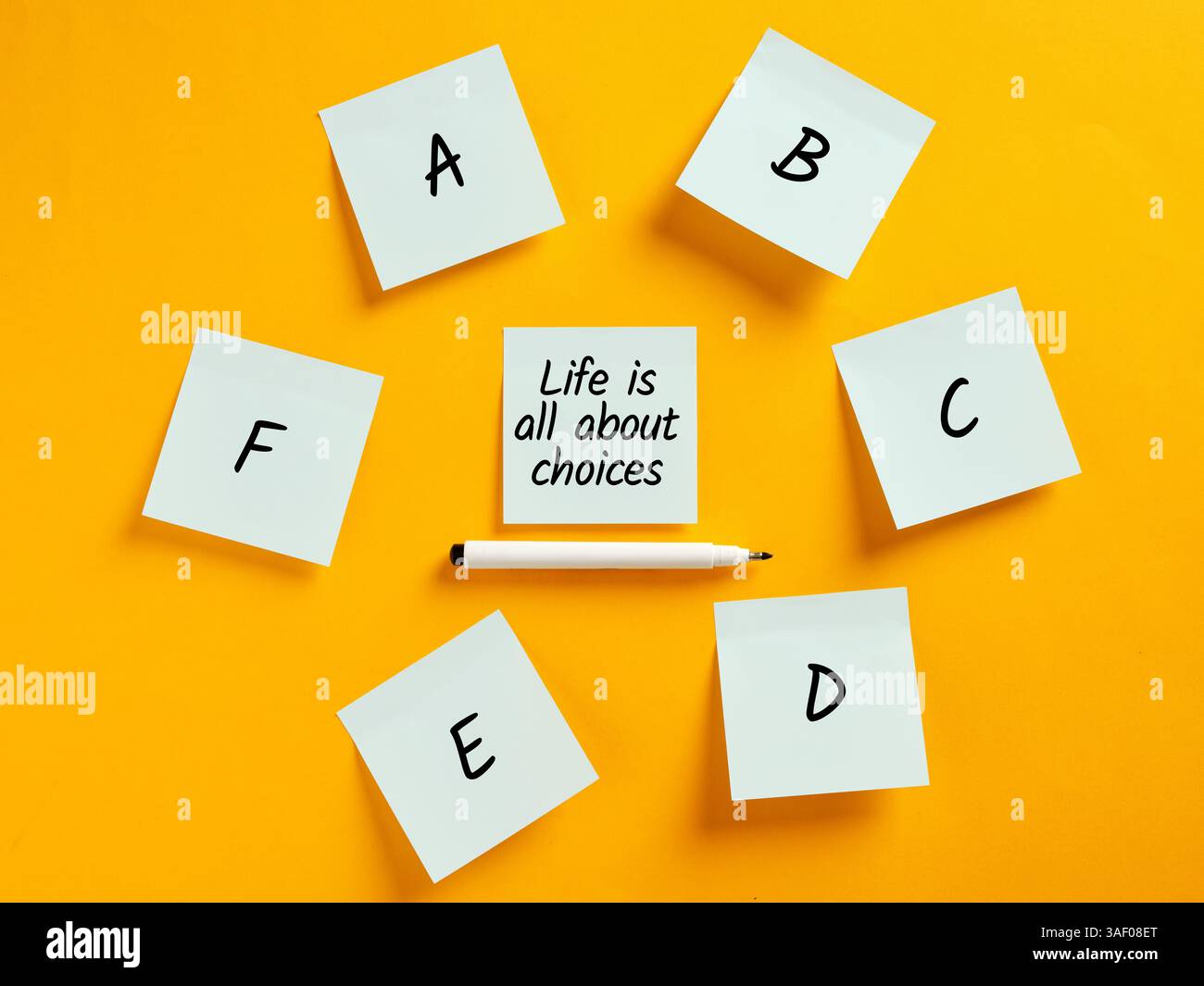 Note adesive che illustrano varie scelte circondano una citazione ispiratrice la vita è tutta fatta di scelte, sottolineando il significato del processo decisionale Foto Stock