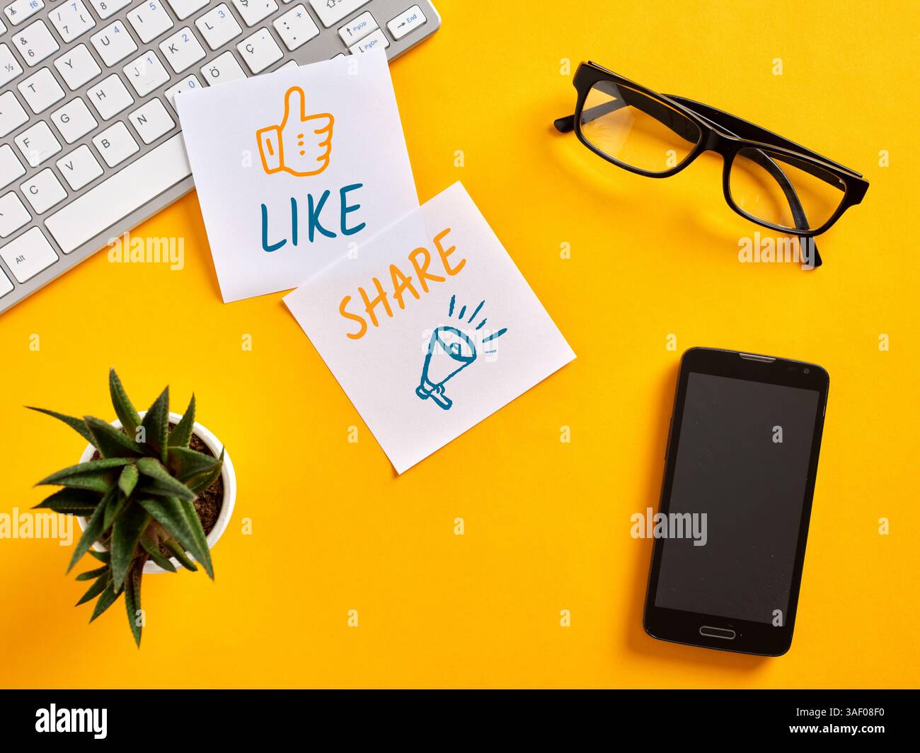 Pianificazione della strategia di marketing sui social media con appunti adesivi con icone "mi piace" e "Condividi" Foto Stock